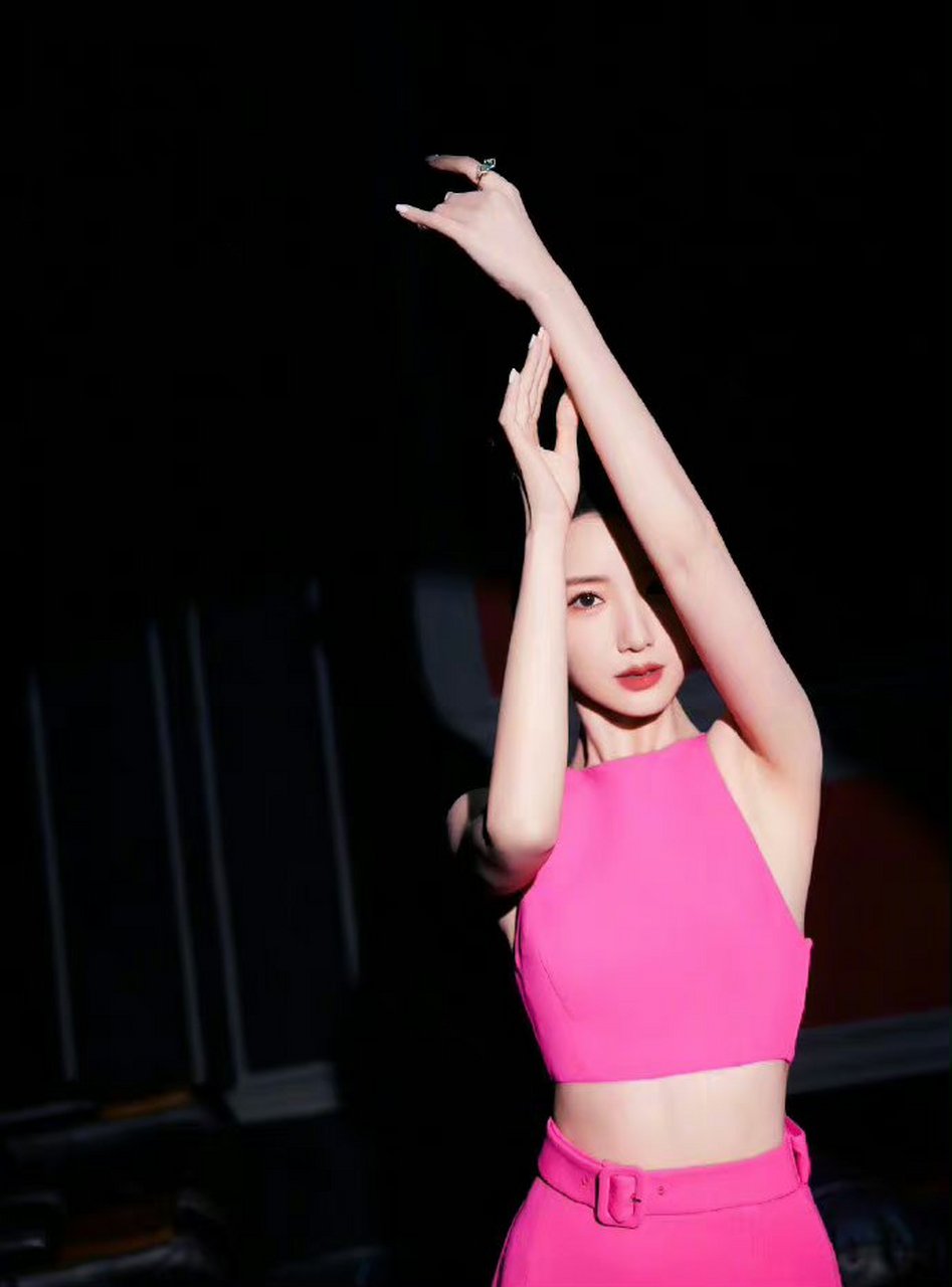 毛晓彤玫红色露腰紧身裙