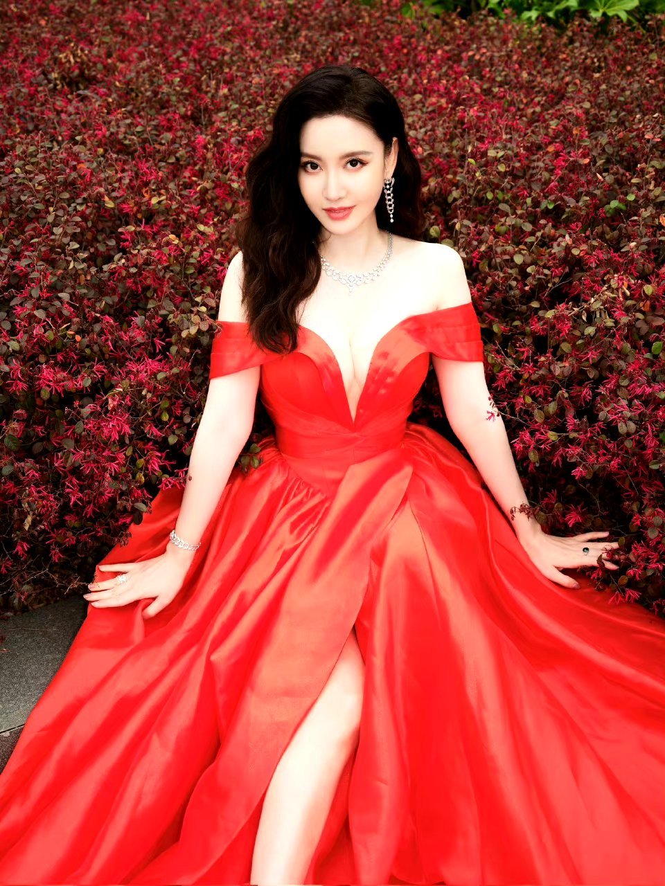 张萌红色齐肩长裙#张萌