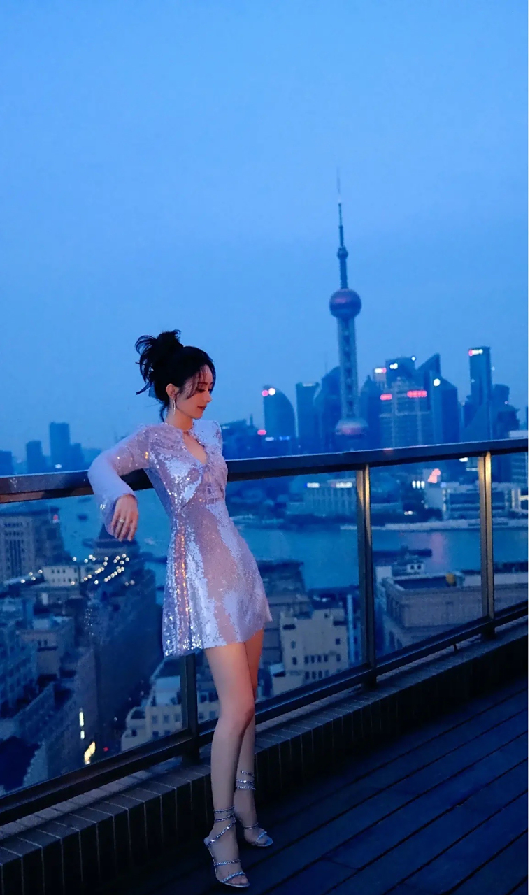 赵丽颖这套造型终于看到全身照啦 该说不说,这套风格是我喜欢的[大笑]