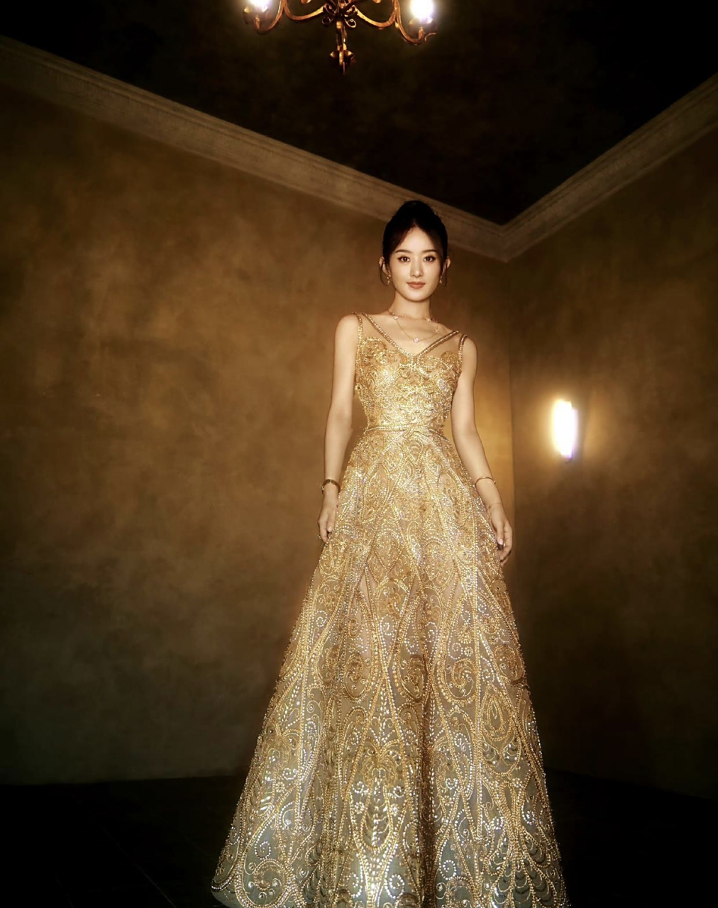 今晚的赵丽颖,身穿金色的elie saab高定礼服,完美.