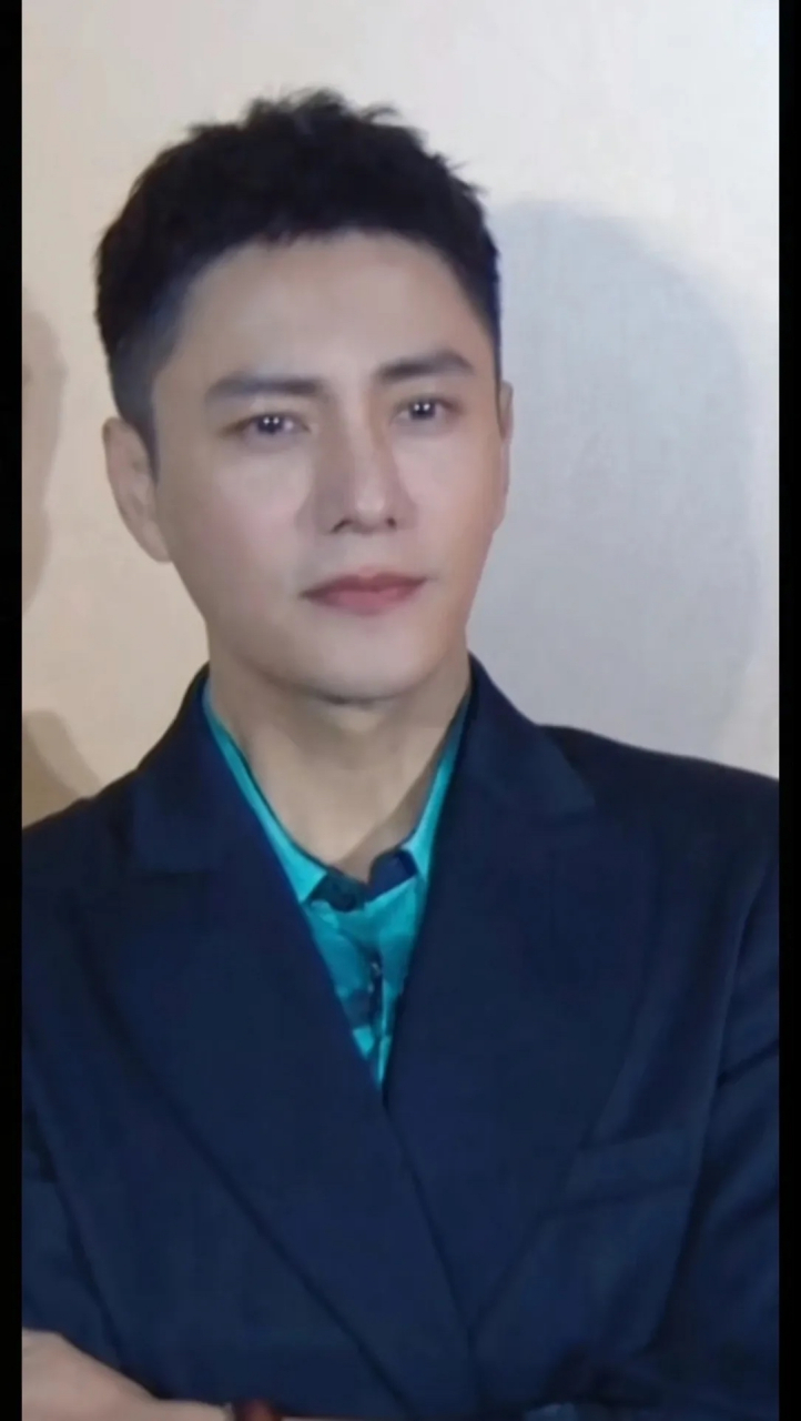 陈坤这是回春了吗?#热点引擎计划# 有点像冯绍峰啊!