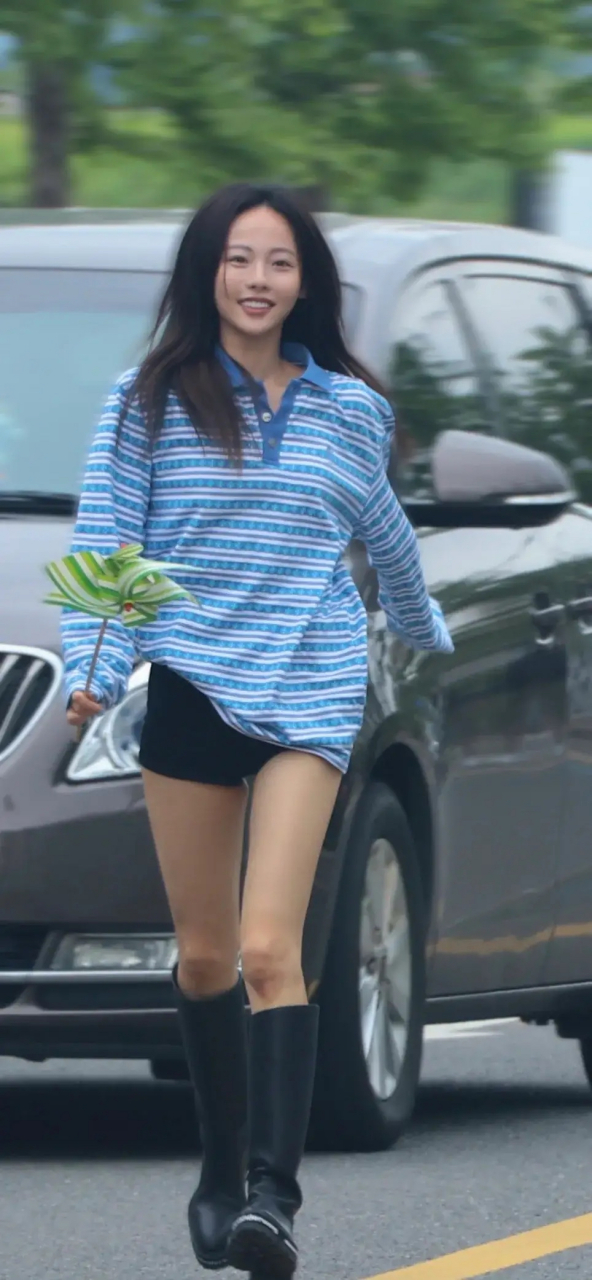 被买超说是矮黑小的张嘉倪,私下确实个子不高,皮肤黝黑,没有舞台上