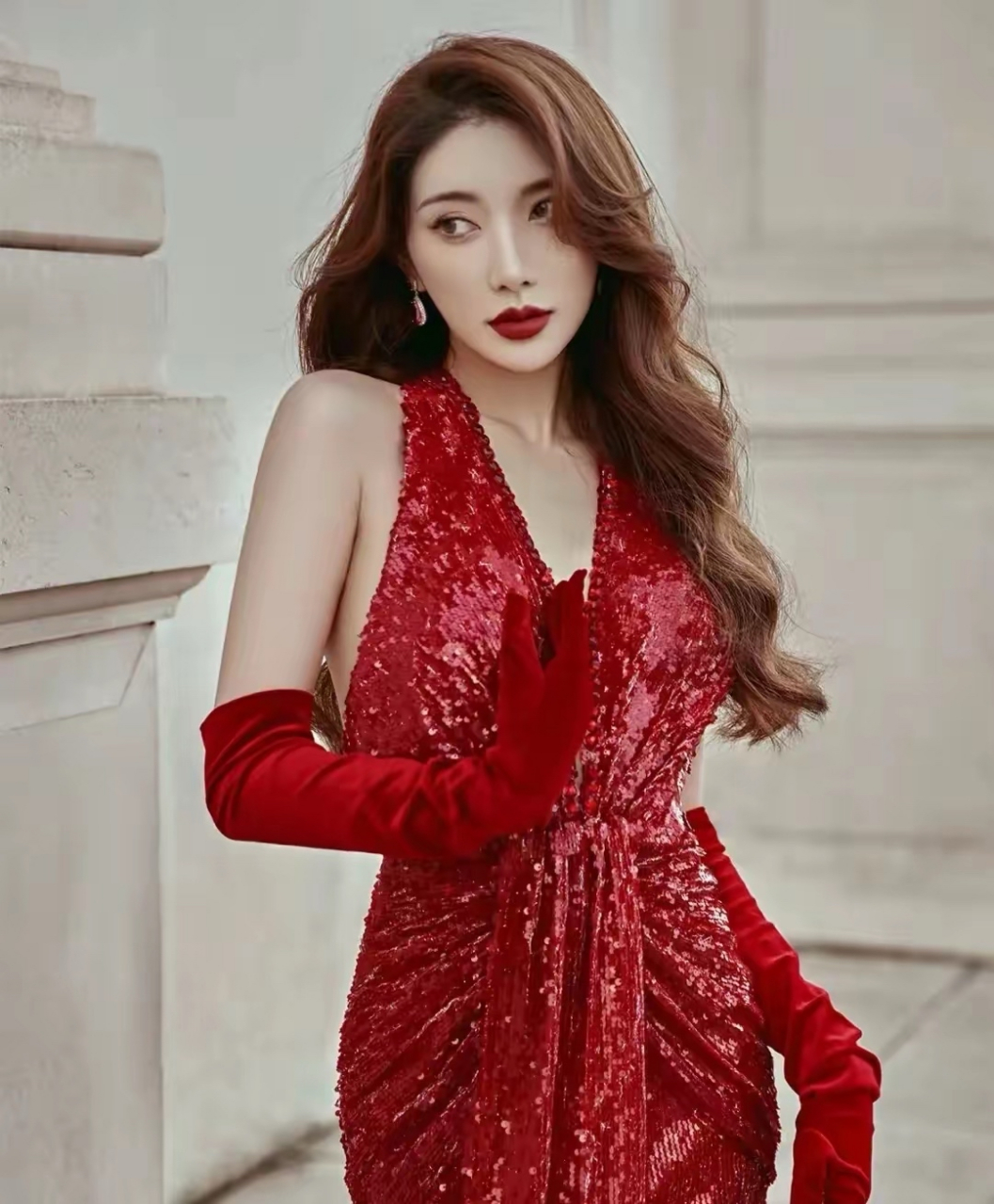 95高贵亮片晚礼服,尽显优雅风范95  #性感好身材# #大长腿美女