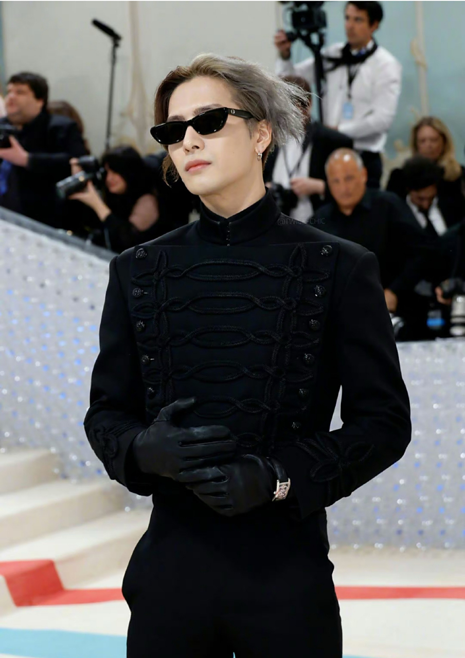 lv代言人#王嘉尔# 12小时前才结束温哥华演唱会,立马乘坐私人飞机到