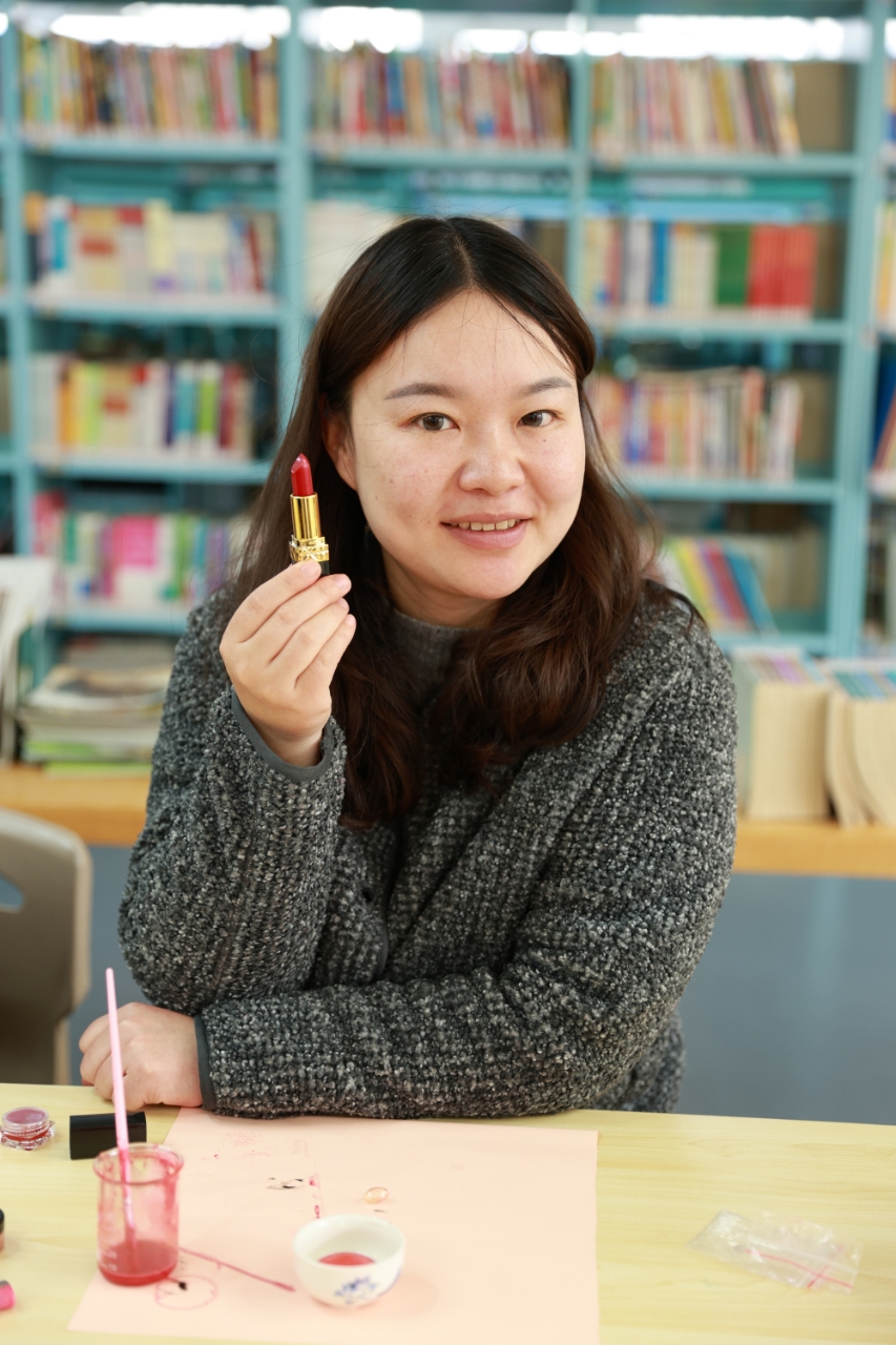 在快节奏的现代生活里,亲手制作一支口红,无疑是件充满诗意的事