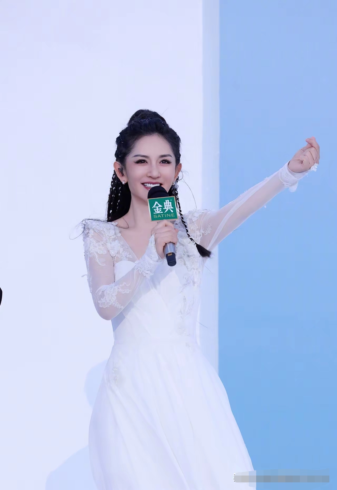 浪姐成团夜,谢娜作为主持人,一口气串烧唱了六七首歌,抢了所有姐姐们