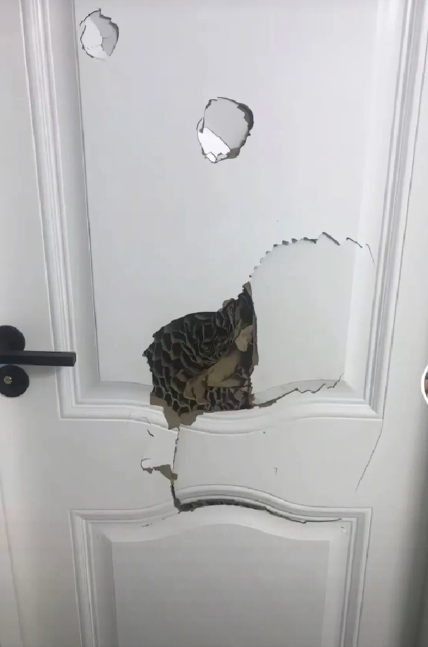 砸破装修公司的遮羞布 安徽凤台一对夫妻吵架,一怒之下砸了自己家的门