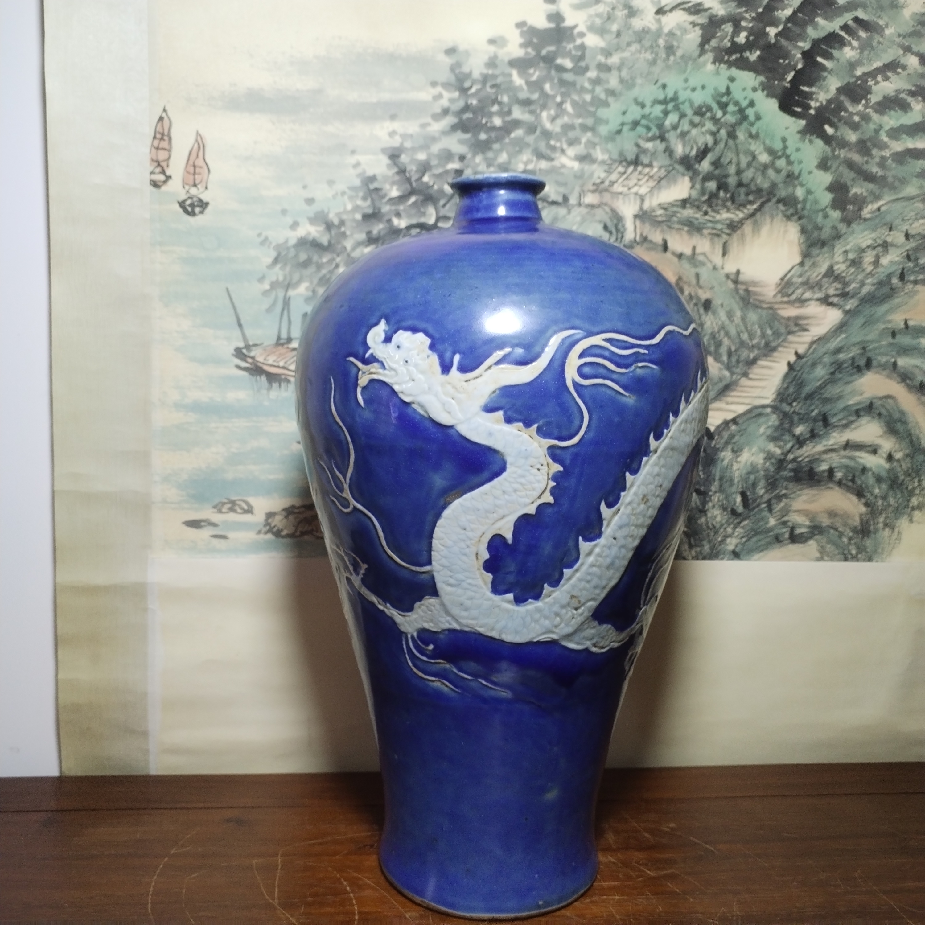 99明代祭蓝釉龙纹梅瓶99  95 深蓝的瓶身,透着浓厚的历史底蕴