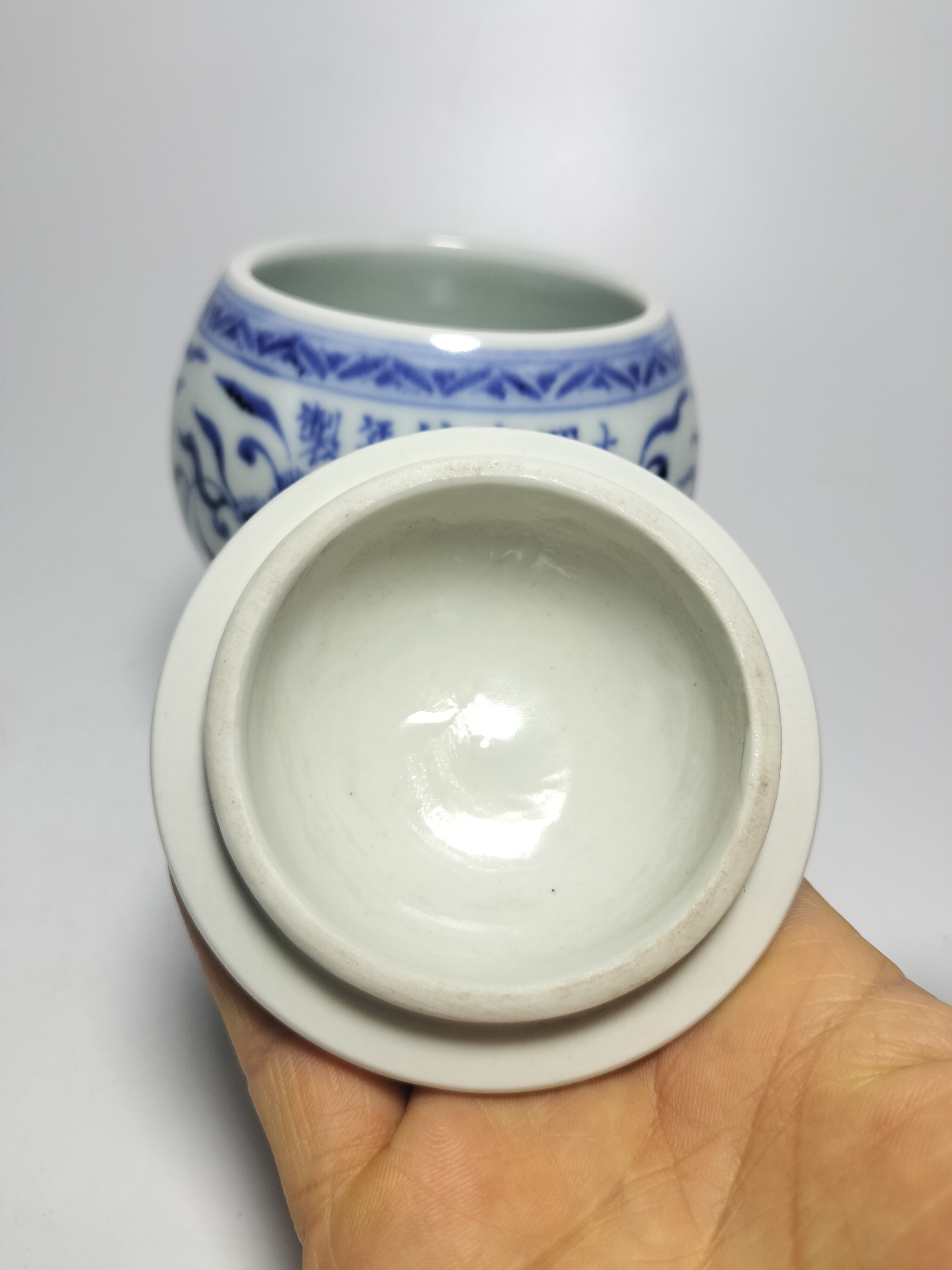 明代青花捧盒#古董瓶子# #艺术品的魅力# #历史见证# #艺术收藏