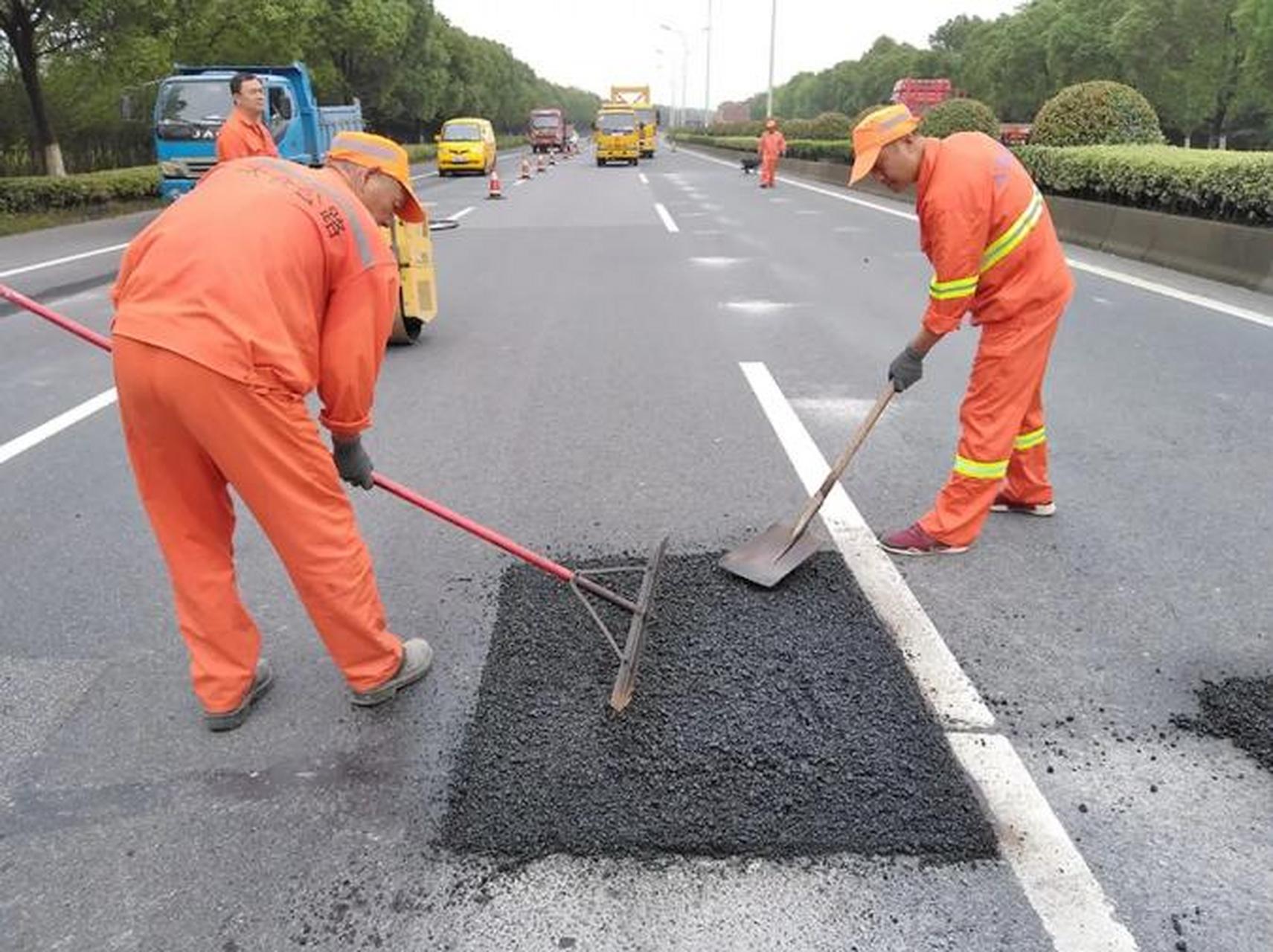 路面修补施工：城市脉搏的守护者