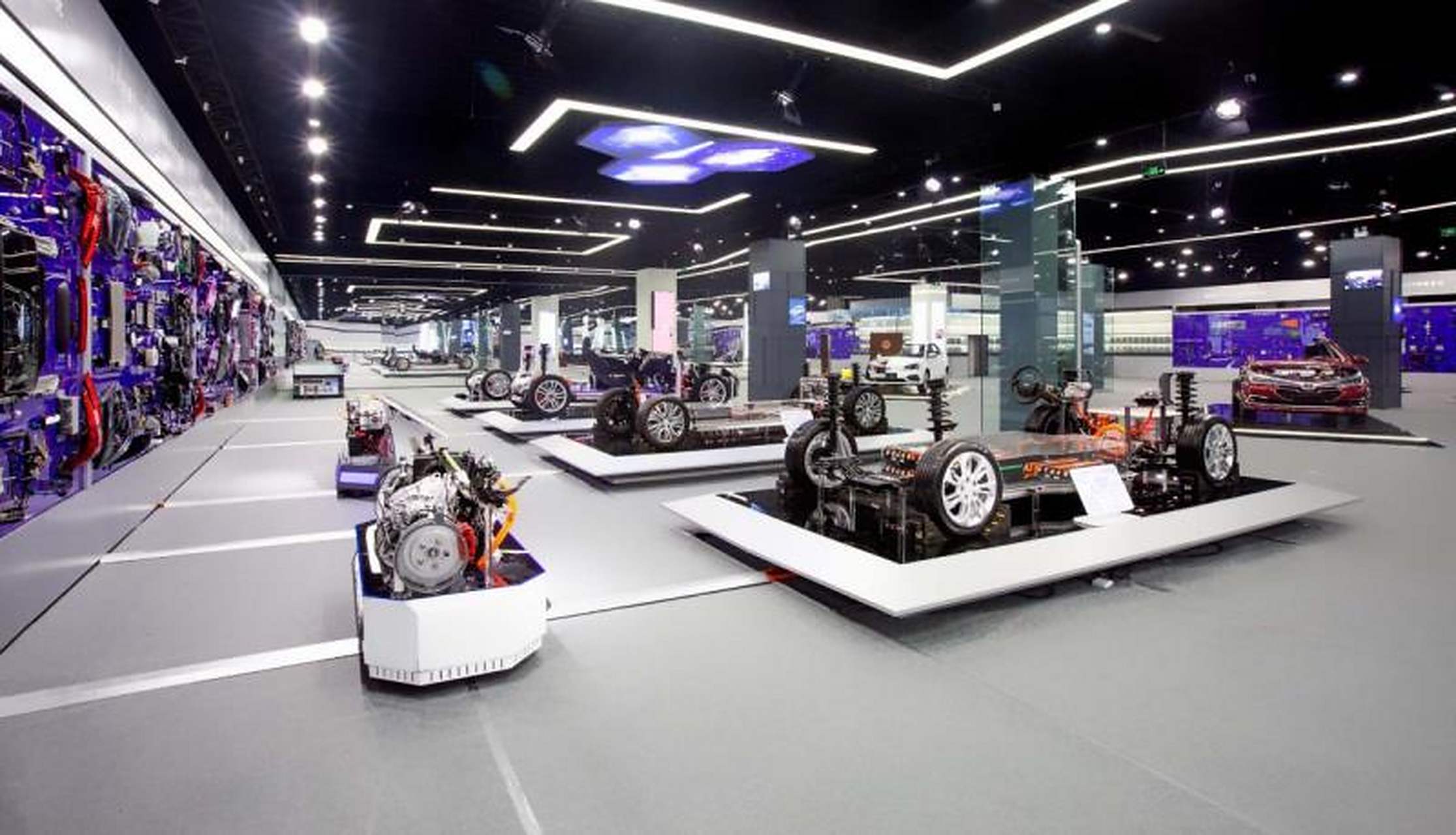 中北教具教学设备研究中心研制的汽车教学模型是配合大中院校,部队