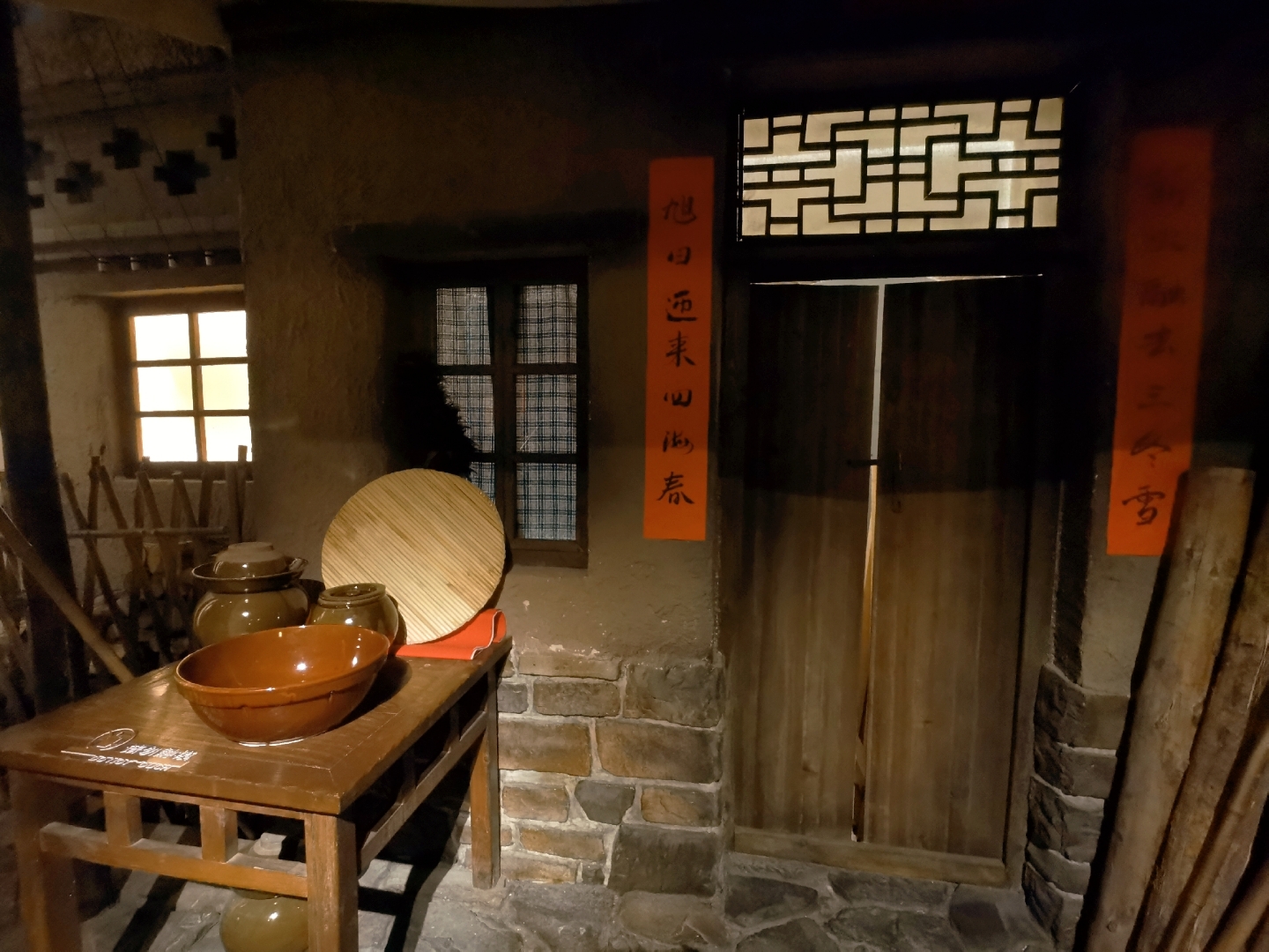 手电一照,古朴小屋内陶罐熠熠生辉,仿佛旭日延绵而来,温暖而神秘