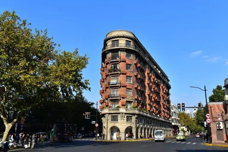 武康路,这条被誉为"上海的香榭丽舍大街"的著名历史街区.