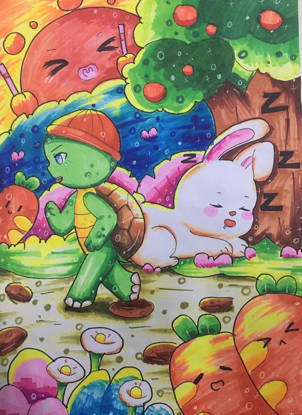 这只小乌龟,戴着红色帽子,身着绿色小衣,背着棕色背包,悠悠地散步在这
