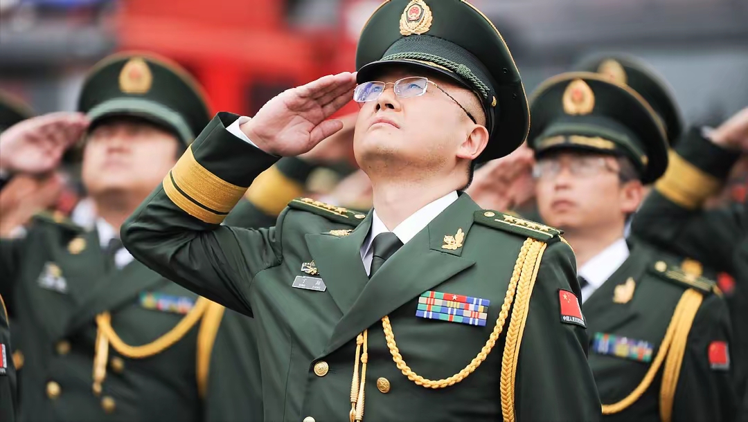 现在当兵能够当到大校军衔,师职干部,容易吗?