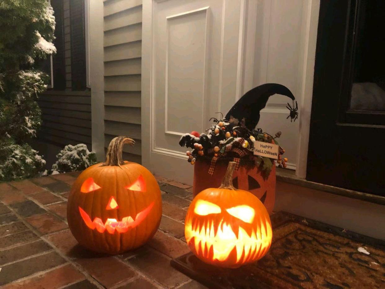 七言绝句《节日即兴》(原创/子阳):  似有清辉踏玉阶,瓜灯门外约霜月