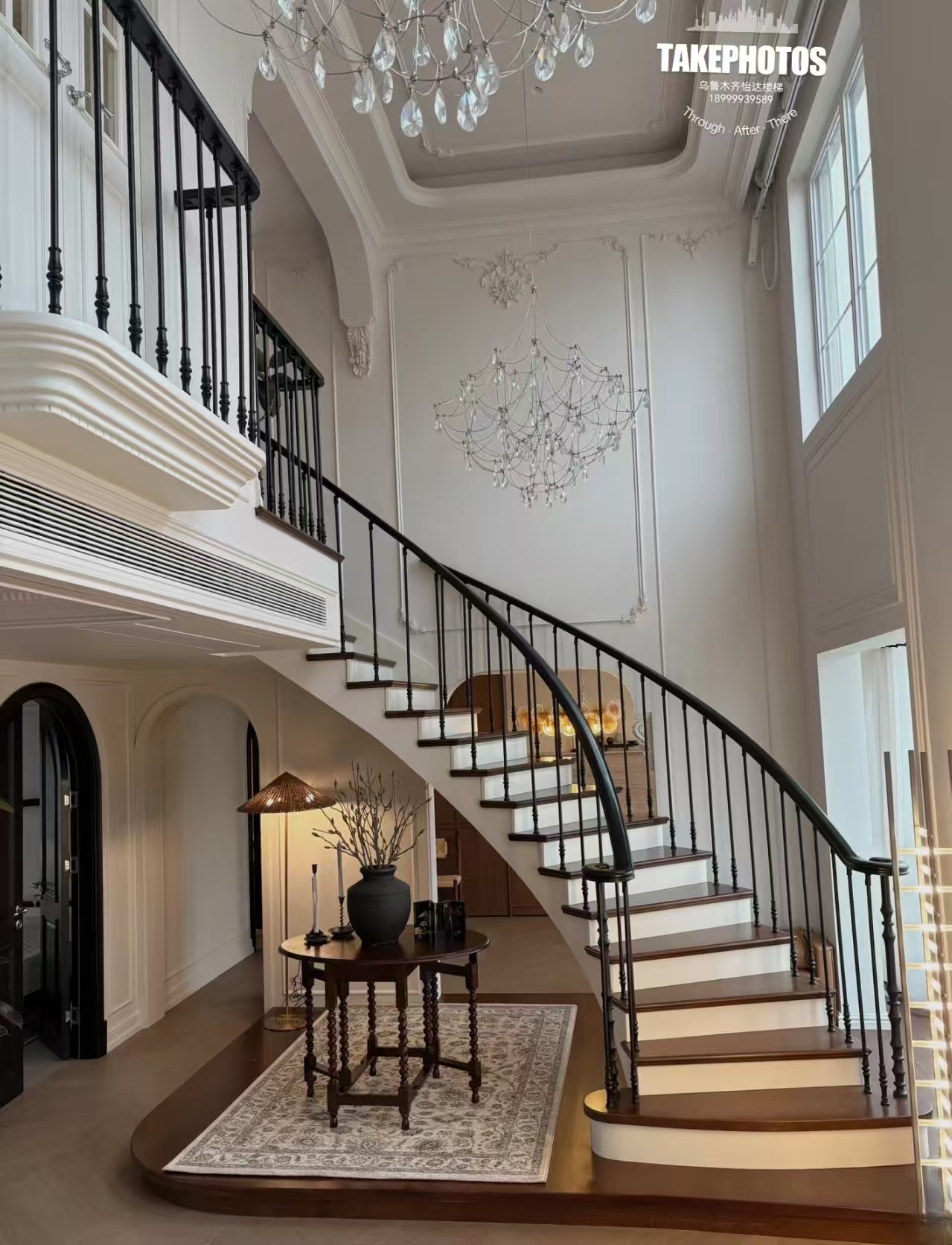 实木弧形楼梯,欧洲榉木,大梁和立板为白色,踏板为浅胡挑木色