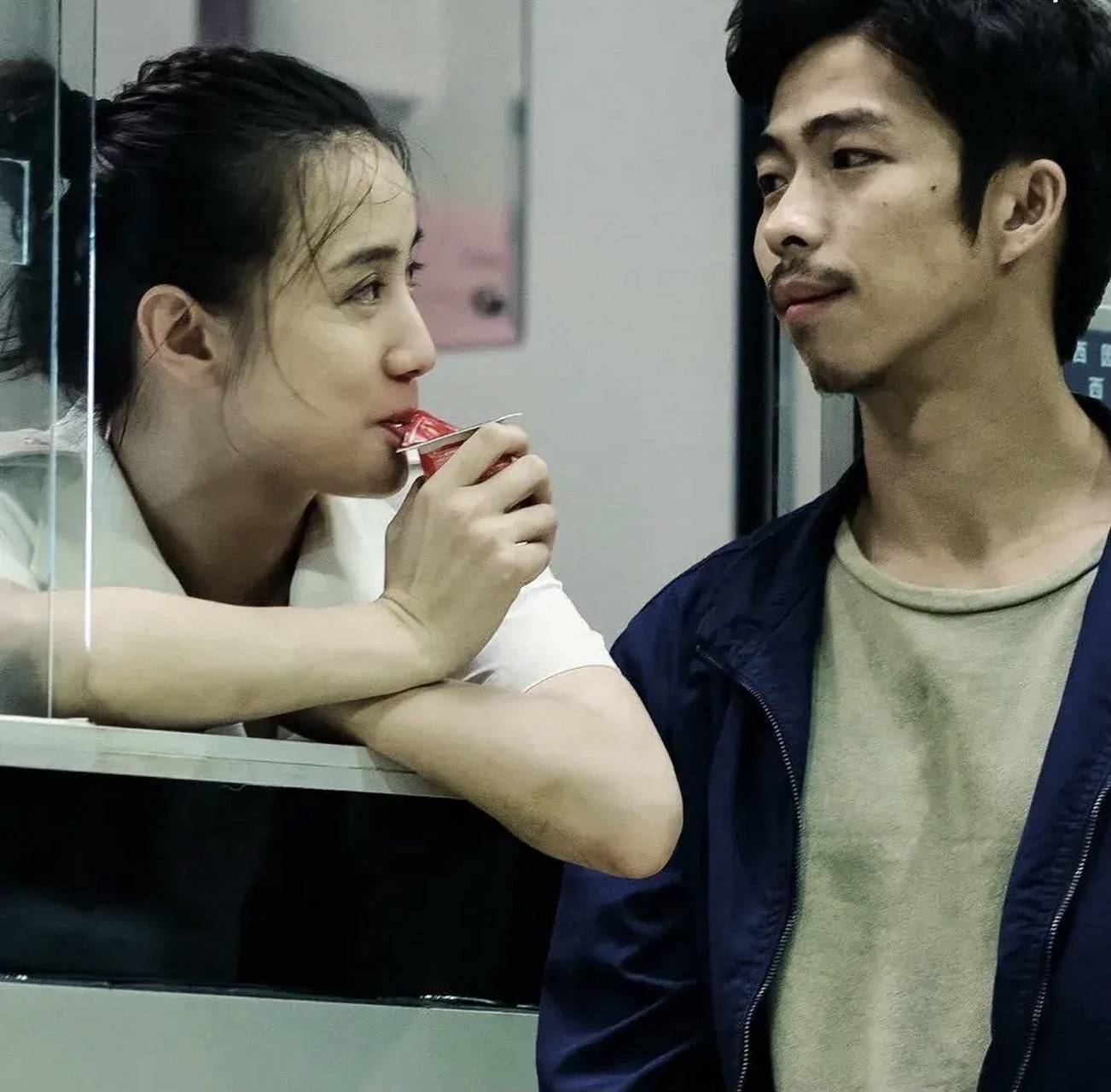 潘晓霜勇敢地敲开了老同学宋浩的房门,一番无言以对后,两人上演了一场