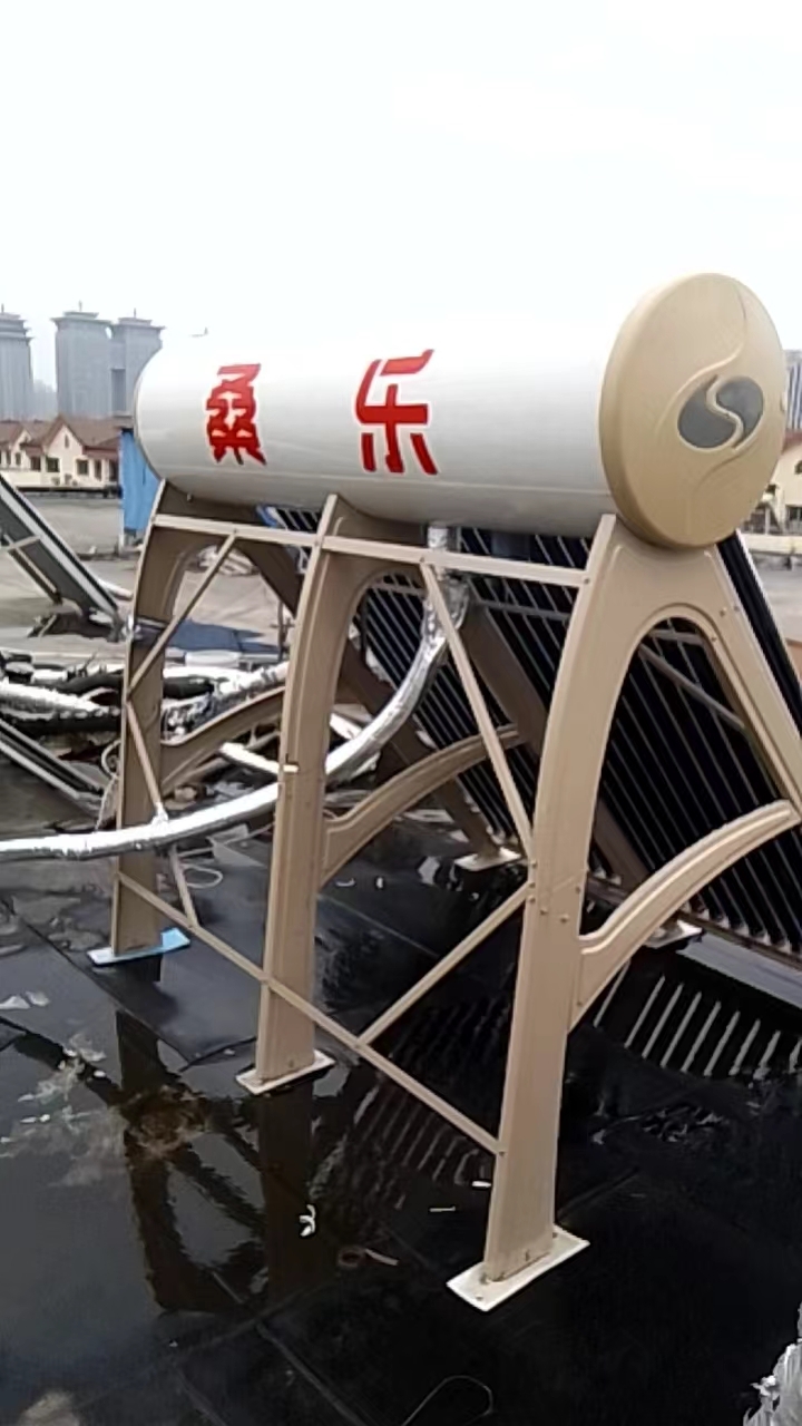 仔细一瞧,这款"桑乐"太阳能热水器,外形独特,蓝色的金属管整齐排列