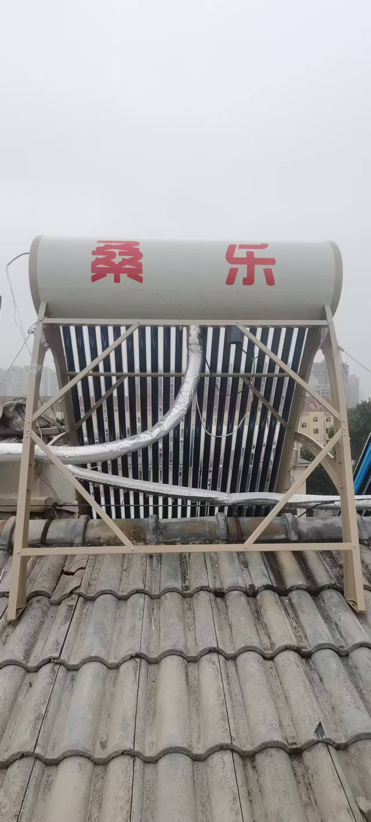 屋顶上的太阳能热水器安装完毕,环保节能,桑乐品牌,今晚可以洗澡了
