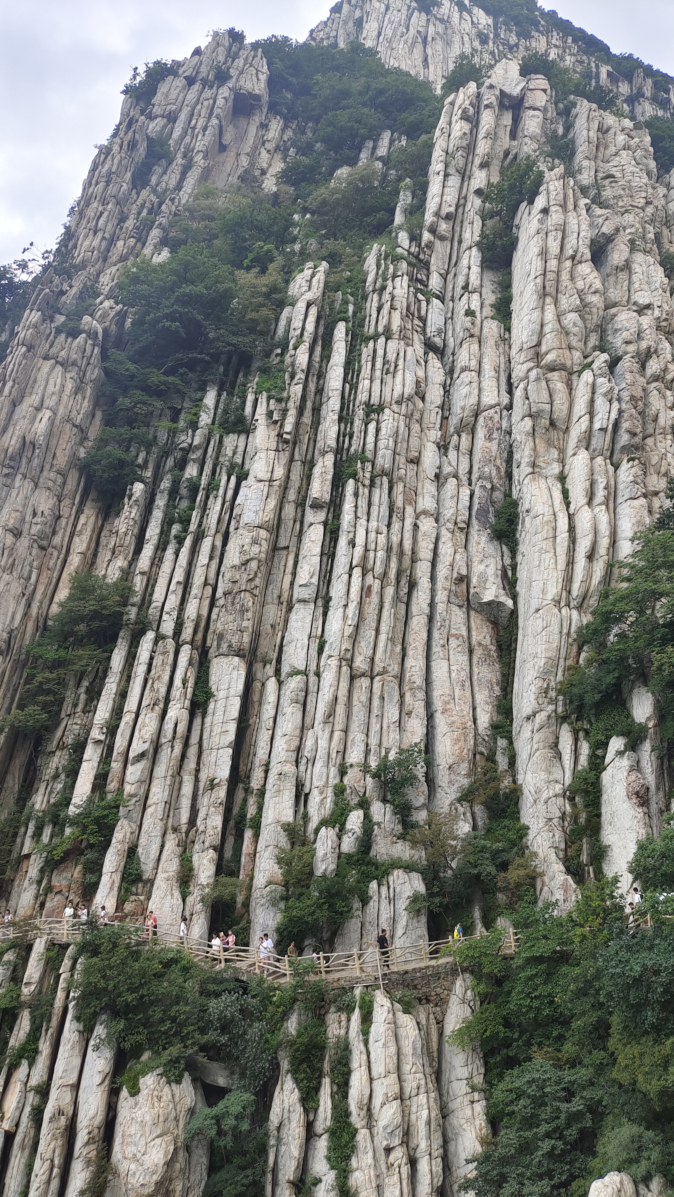 嵩山书册崖位于河南省郑州市嵩山少林风景区内是一处壮丽的自然景观