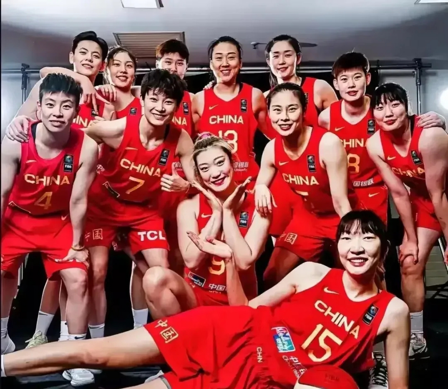 近日,有消息曝光了中国女篮12位球员的薪水,快来看看这些女神级球员
