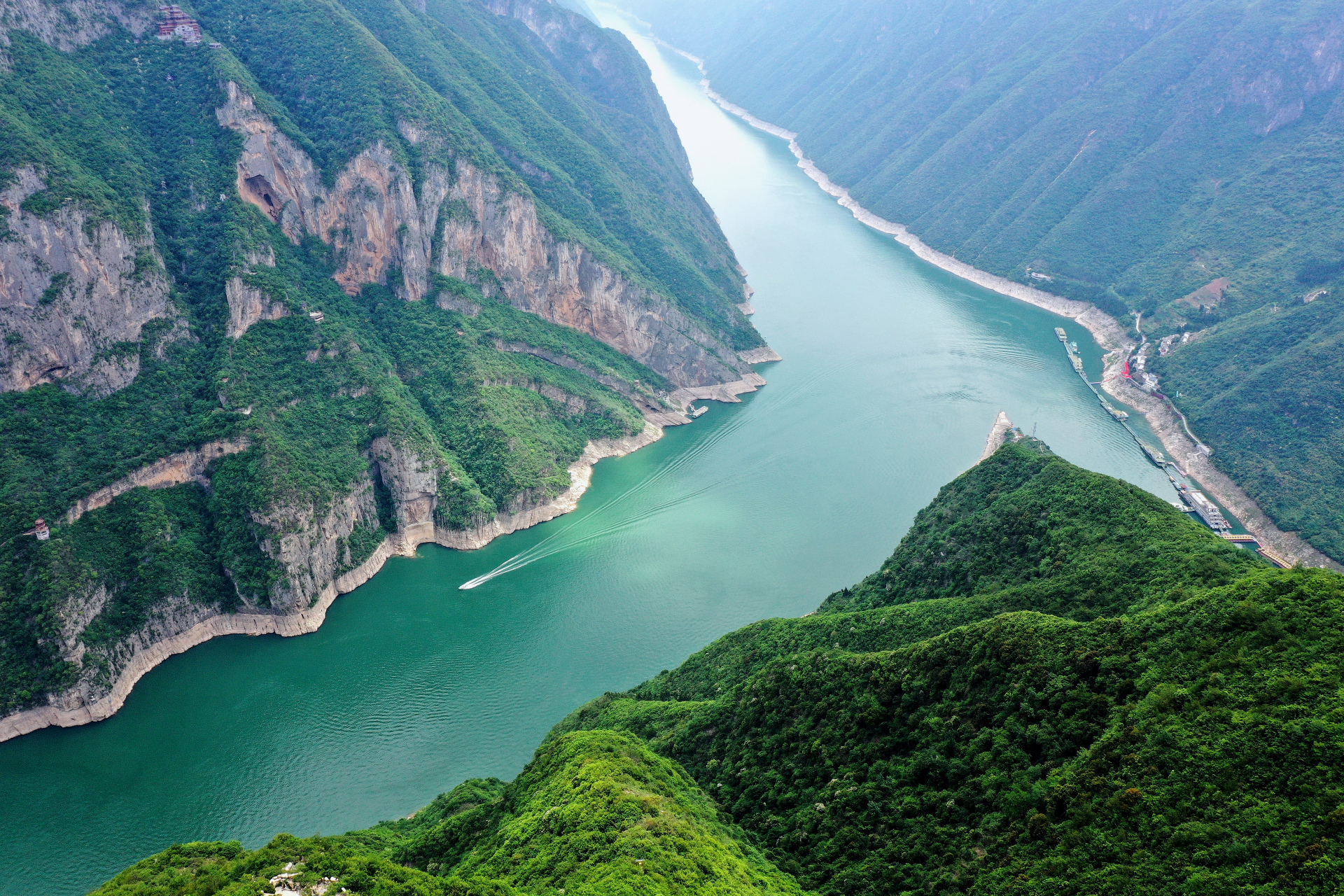 当下的巫峡神女景区空气清新,层峦叠嶂,江水碧绿,令人神往!