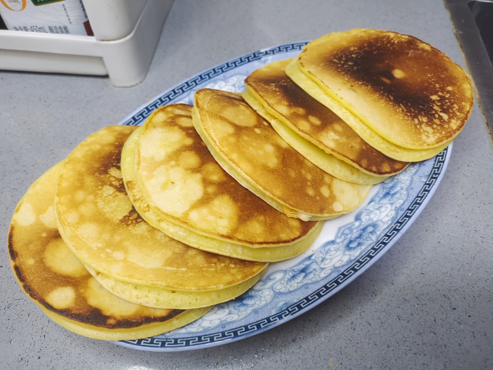 做了孩子爱吃的鸡蛋肉松饼,也有点类似铜锣烧,它都是松软香甜,什么都