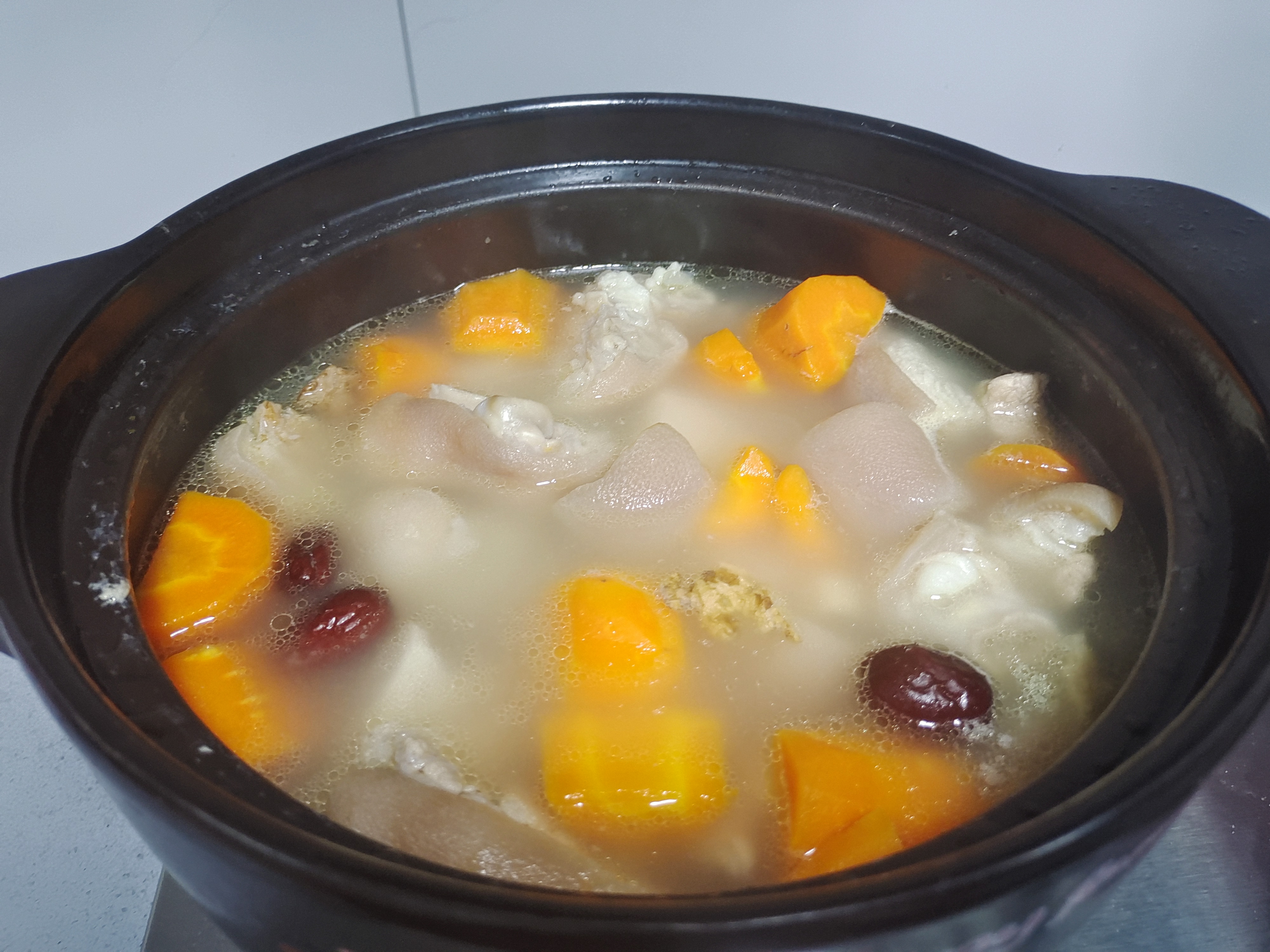 猪蹄胡萝卜汤,汤鲜味美,非常的好喝,满满的胶原蛋白,姐妹们一定要多喝
