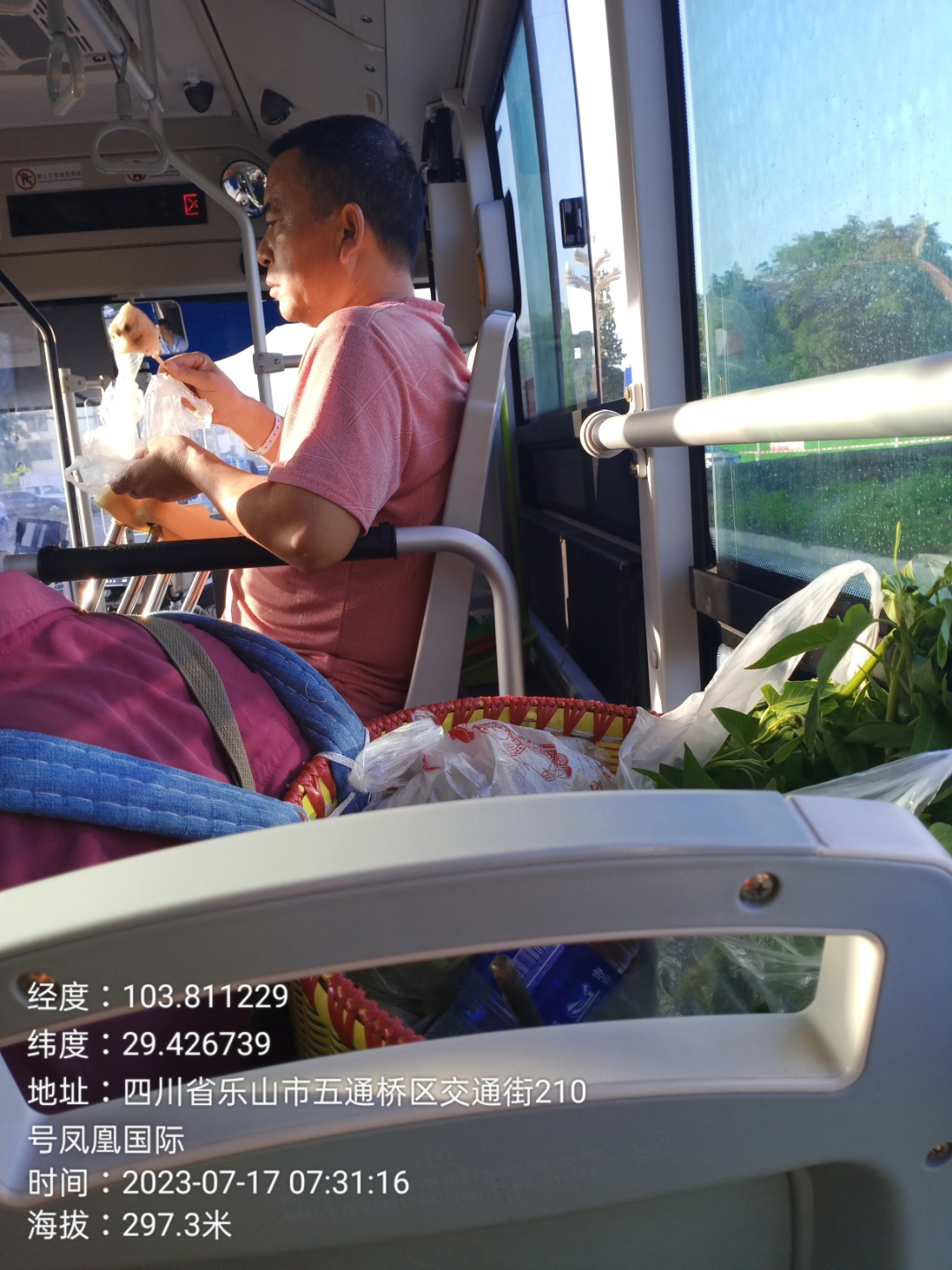 真是白活几十块   脸都不要了,上车就吃