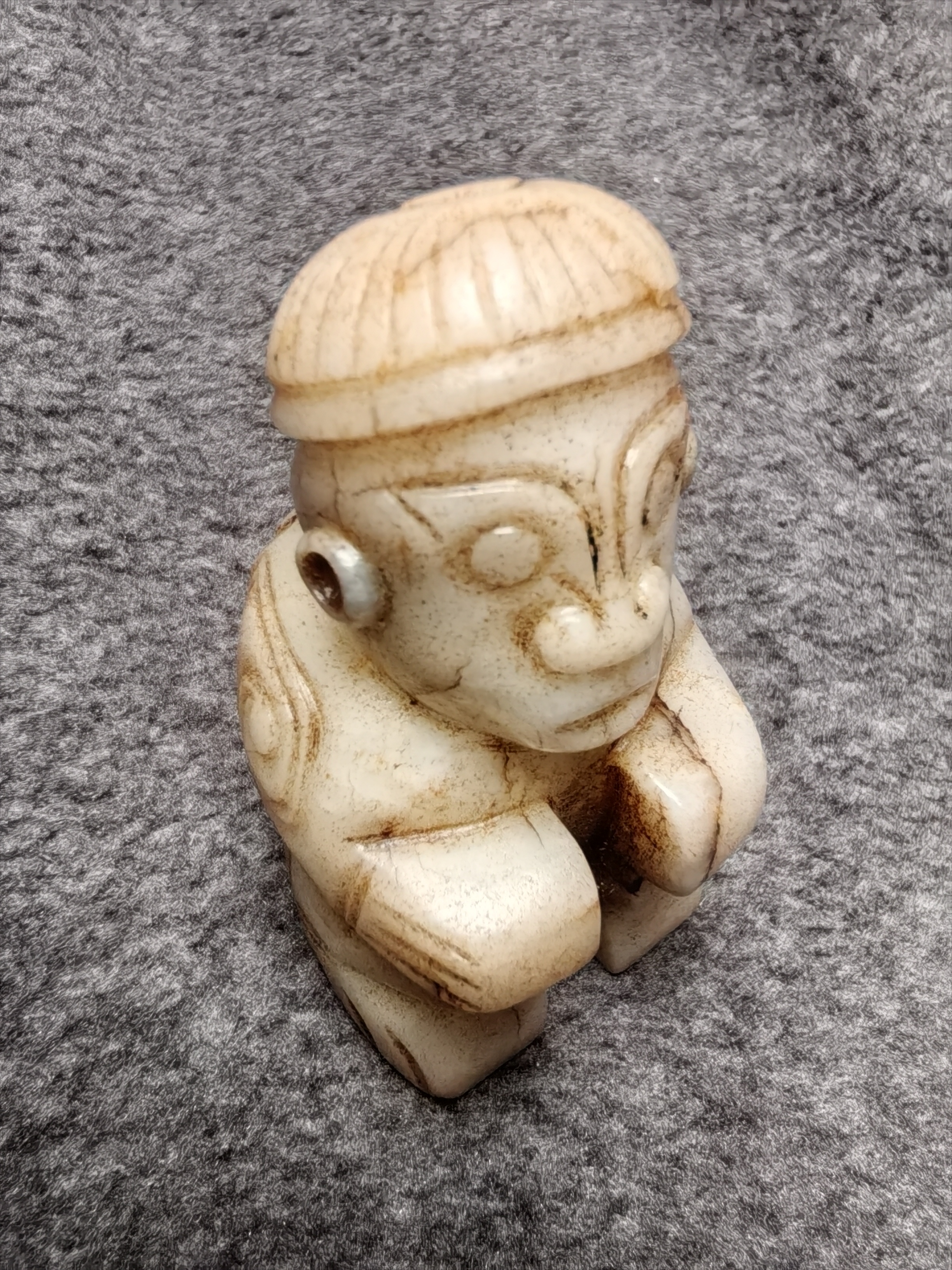 西周祭祀小神人玉:重71.6克,高5.5cm,宽2.7cm,厚3.2cm.和田白玉质