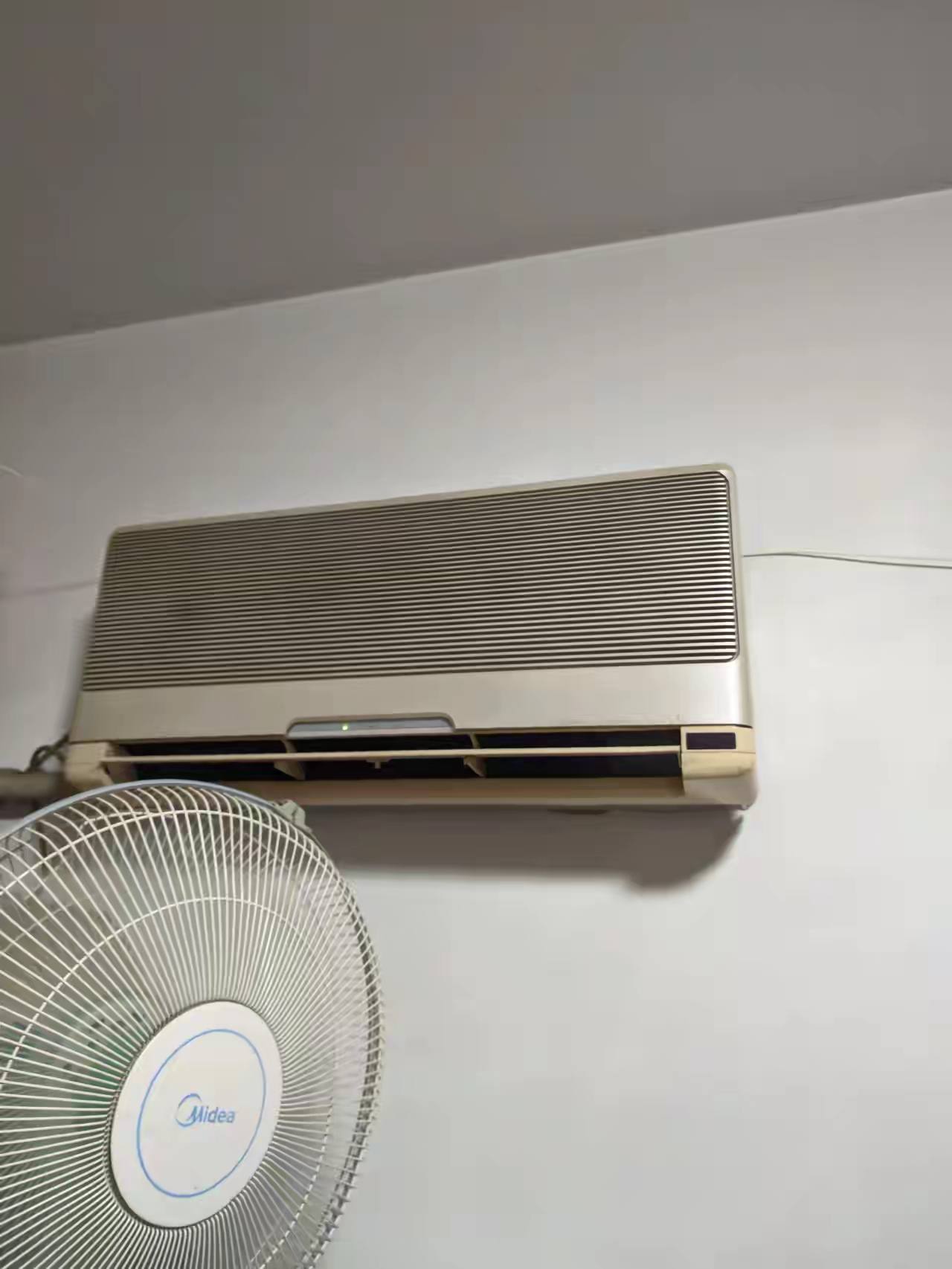 我家的春兰空调,为我家服务了30周年,至今天工作正常,冷风嗖嗖很凉快!