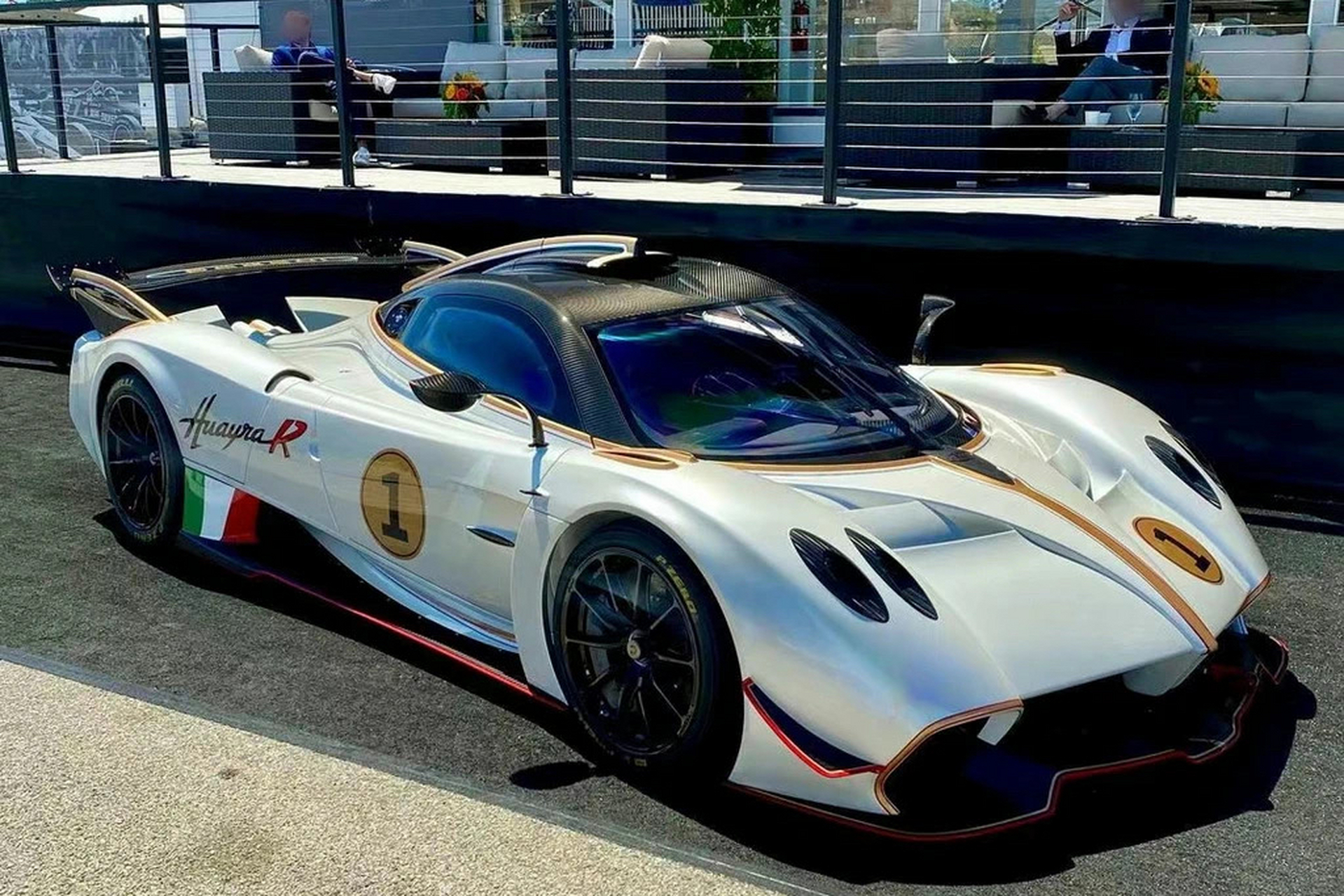 突然就火爆的白色帕加尼huayra r,落地得好几千万吧!#动态连更挑战