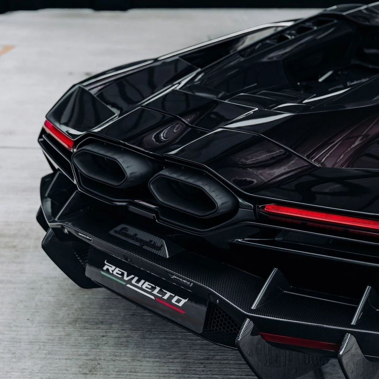 大家看,帅不帅?红黑渐变色的兰博基尼revuelto#动态连更挑战