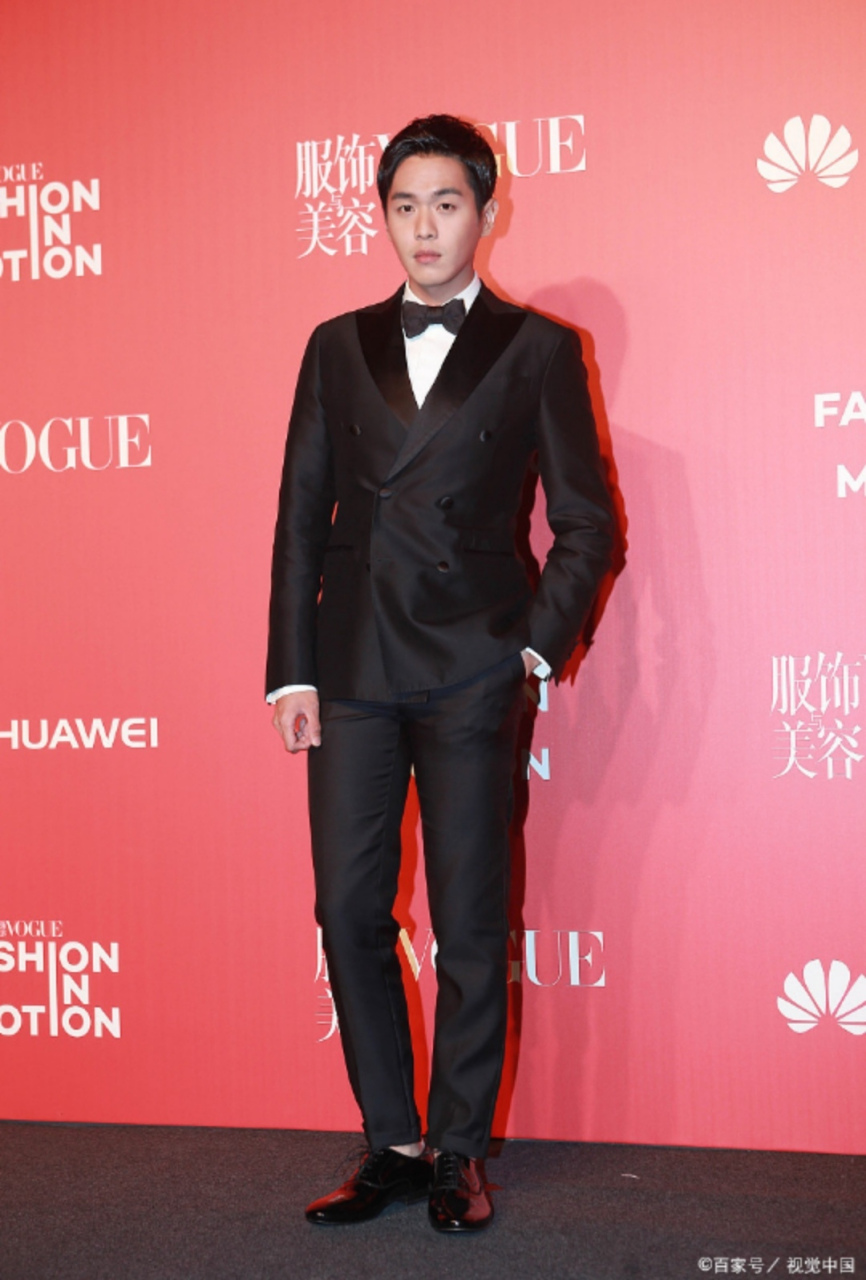 1,#张若昀唐艺昕甜蜜樱桃吻# 张若昀唐艺昕合体拍写真,夫妻高调上演"