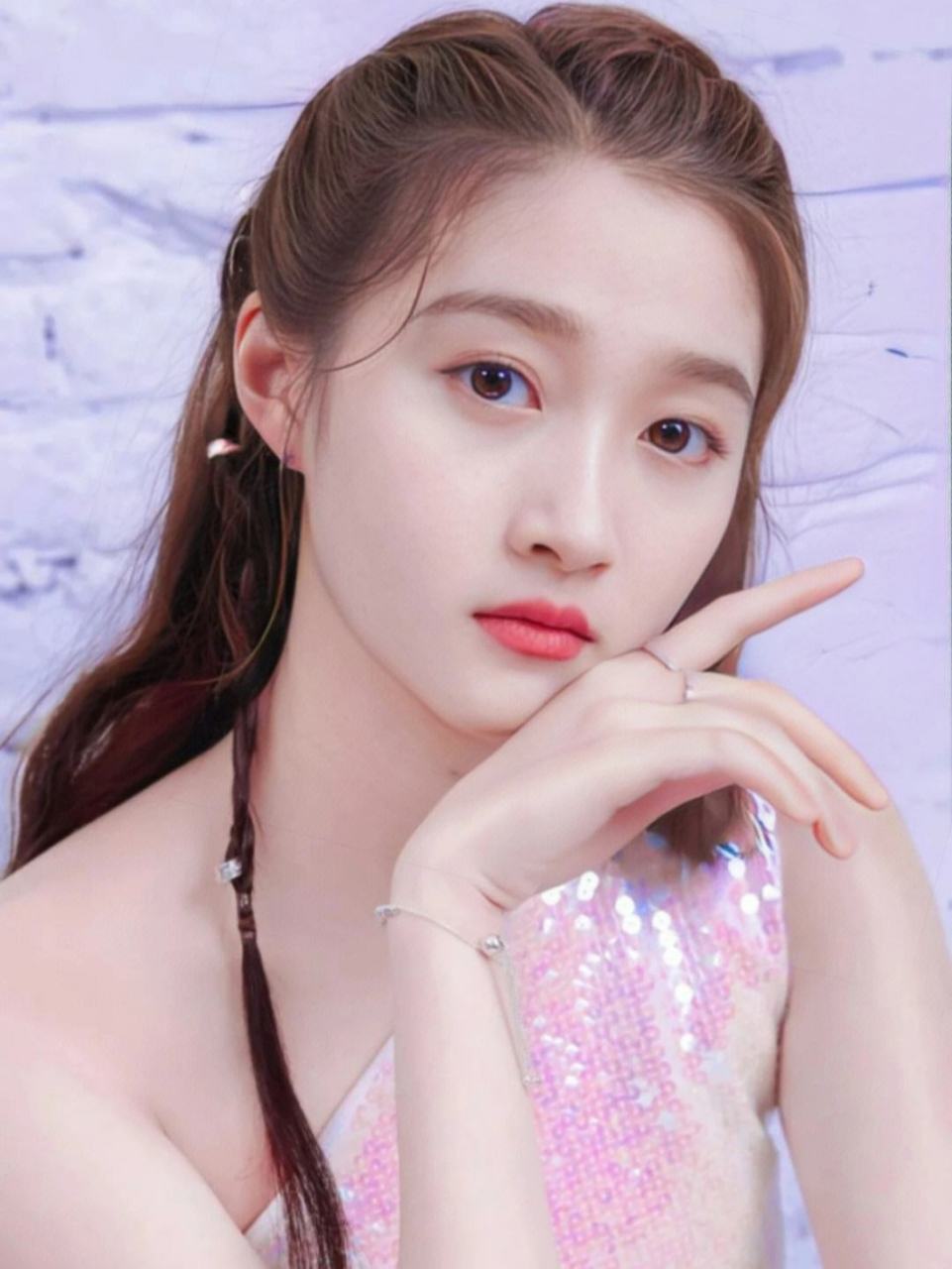 1,关晓彤有时候不是显胖,而是锁骨不明显.