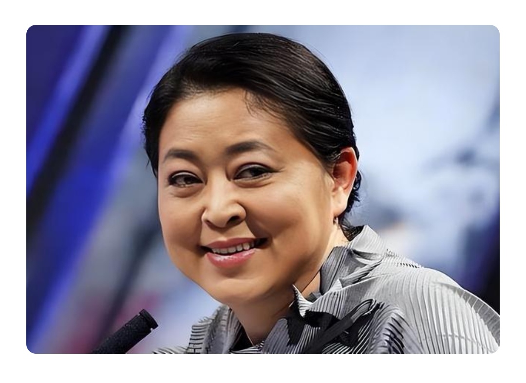 曾经,倪萍是当之无愧的央视一姐,她的笑容温暖而亲切,陪伴无数观众