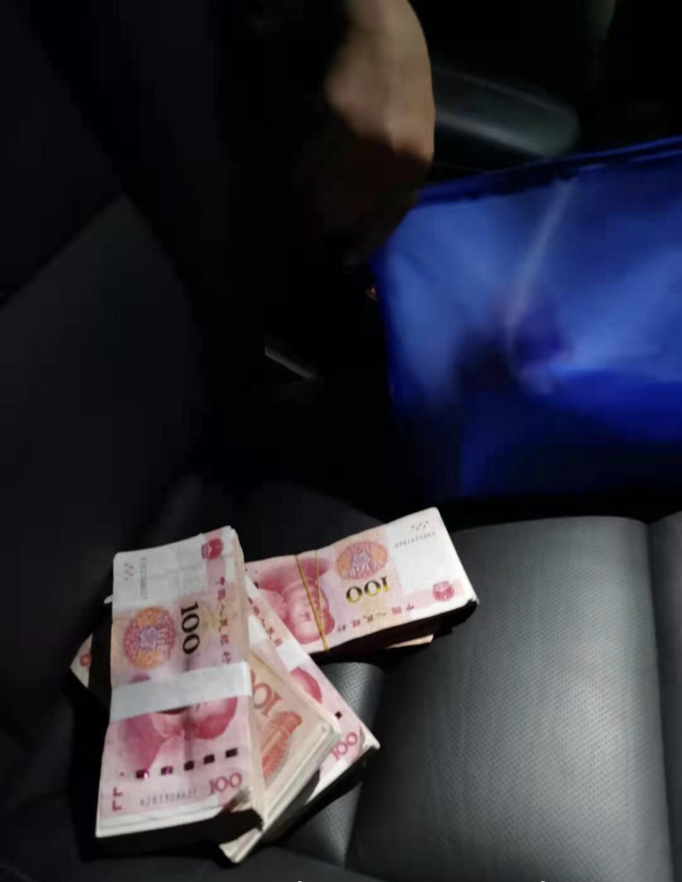 4月28日,陈先生来到芙蓉公安 文艺路派出所求助,称自己在人民路上看见