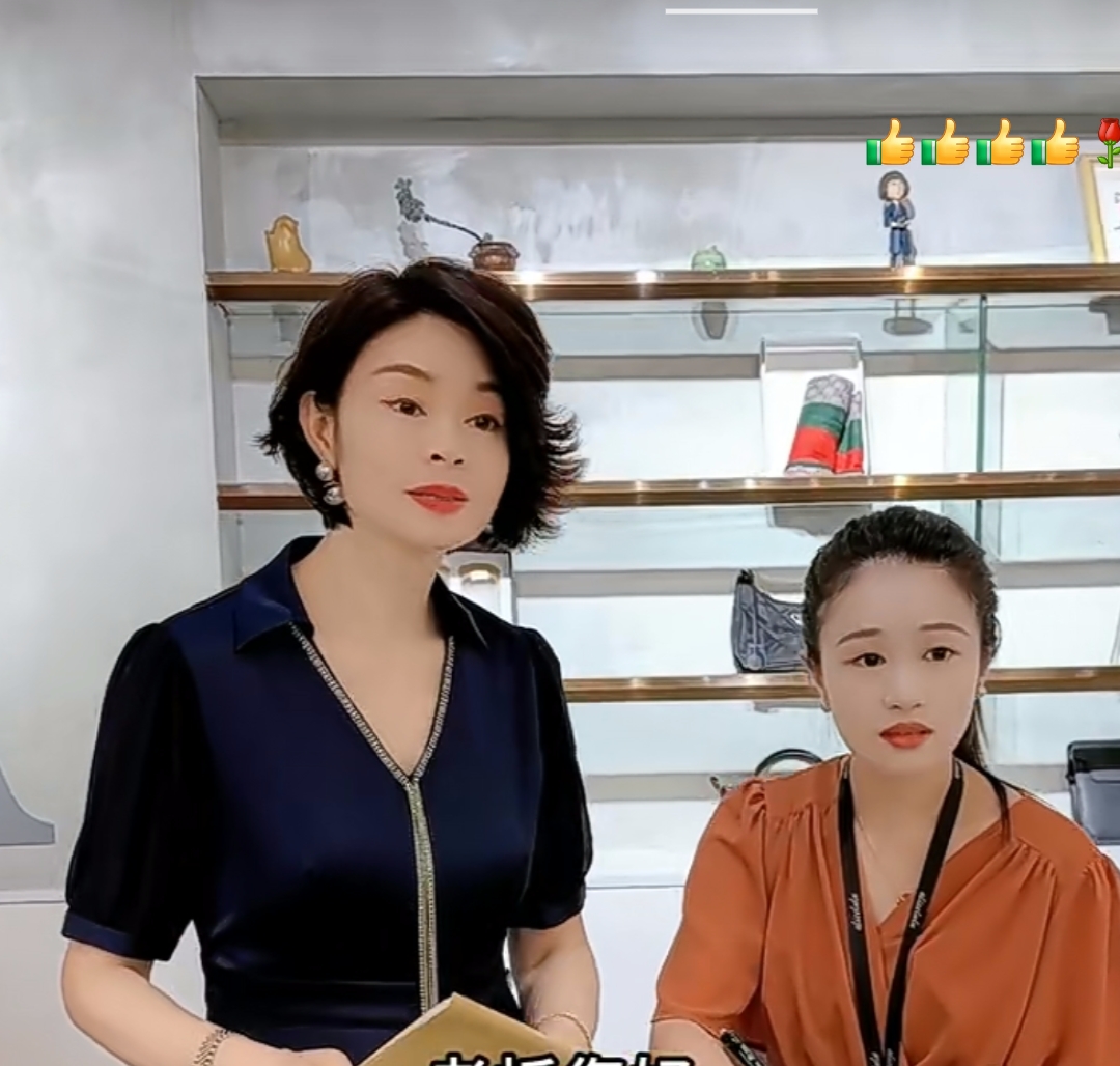 橘黄色衣服女:有啊!丽丽,招待一下客人!