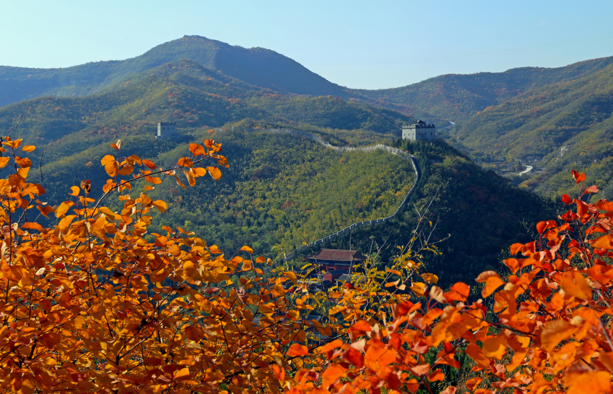 秋天的固关长城,在红叶的映衬下,美的令人陶醉.