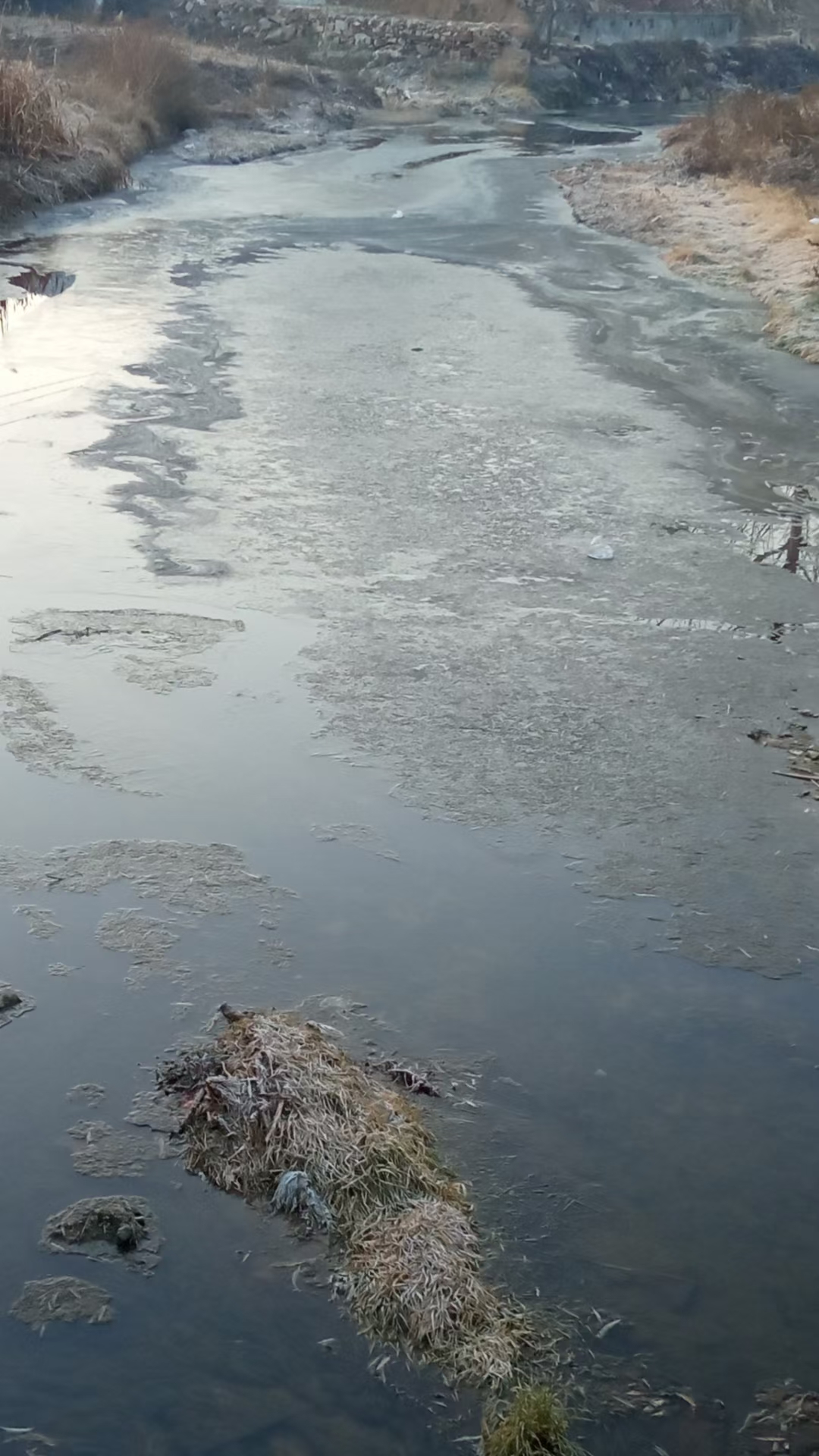 河面结冰,冬日萧瑟