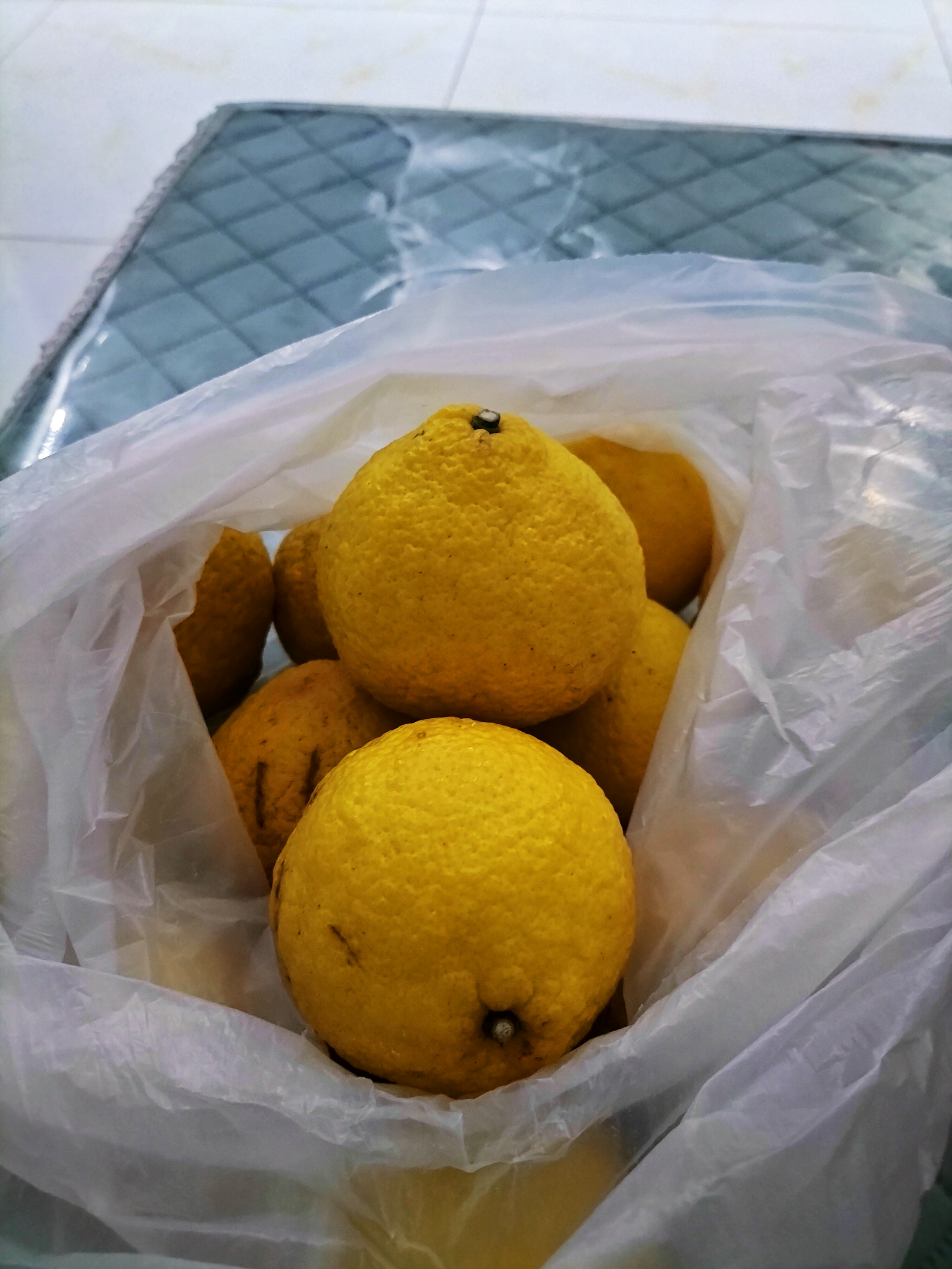 远看象柠檬, 近看似柚子, 味道是桔子, 现在的水果都是杂交的!