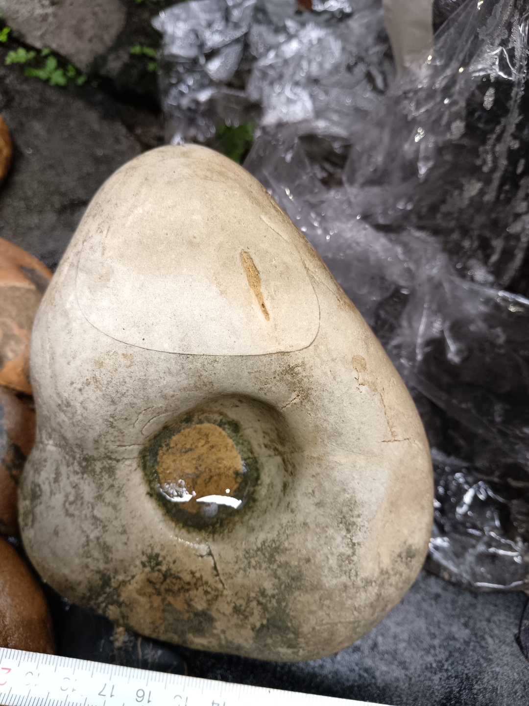 石头. 洞很神秘.天然状态,柳州奇石,出自柳江河床底. #捡石头