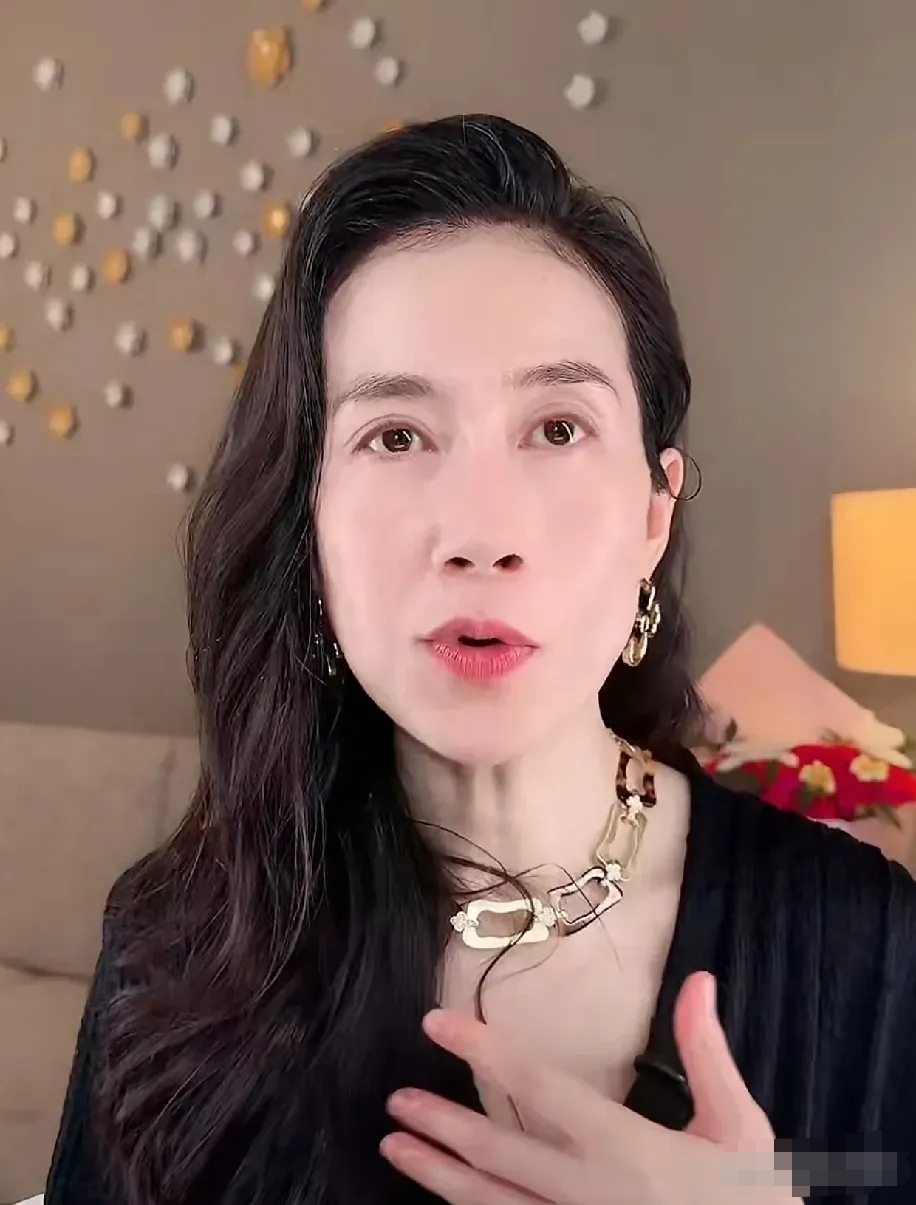 3月23日,47岁的温峥嵘直播时自信展示素颜
