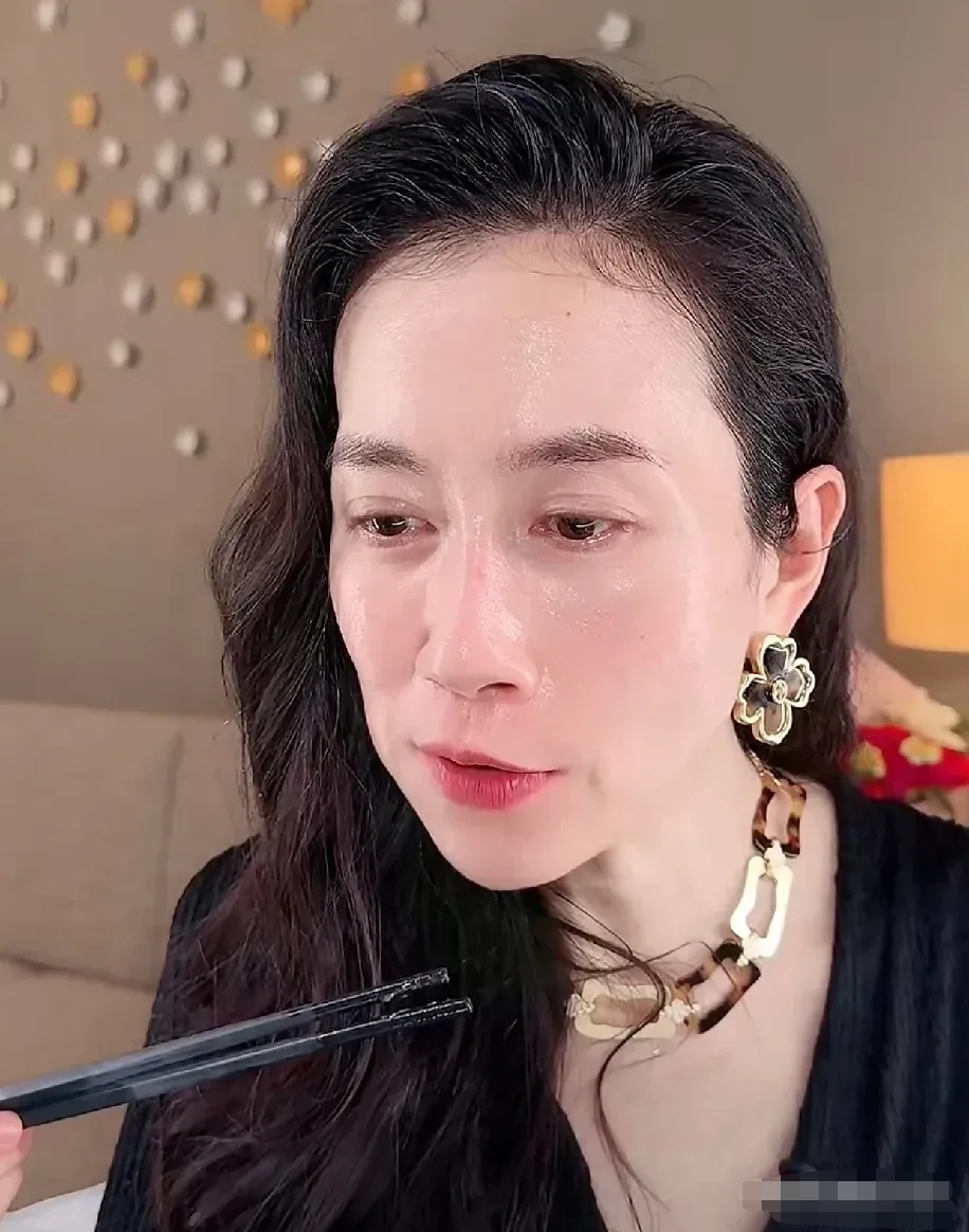 3月23日,47岁的温峥嵘直播时自信展示素颜