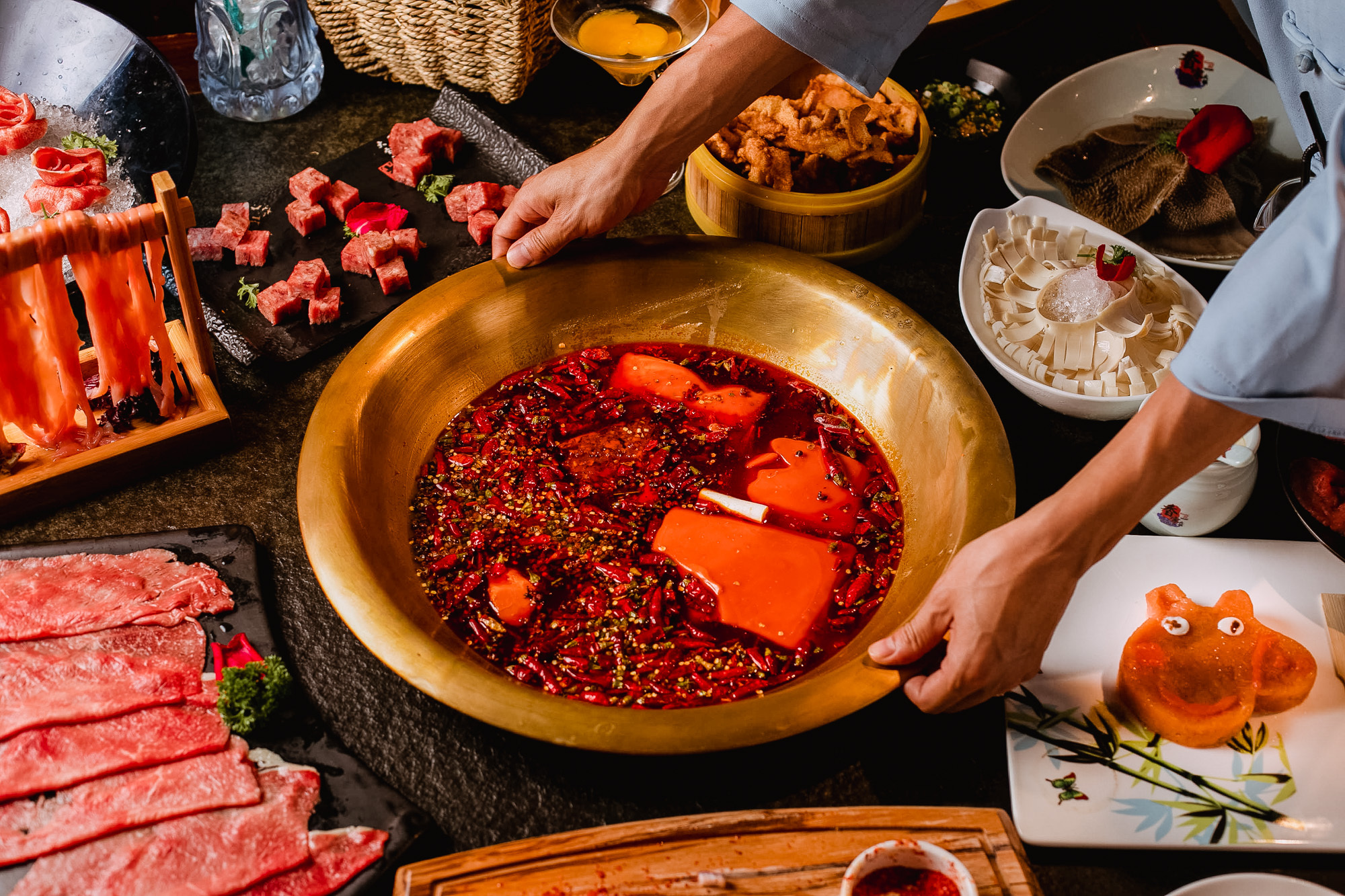 美食推荐——成都火锅 成都是四川省的省会,也是中国著名的火锅之都.