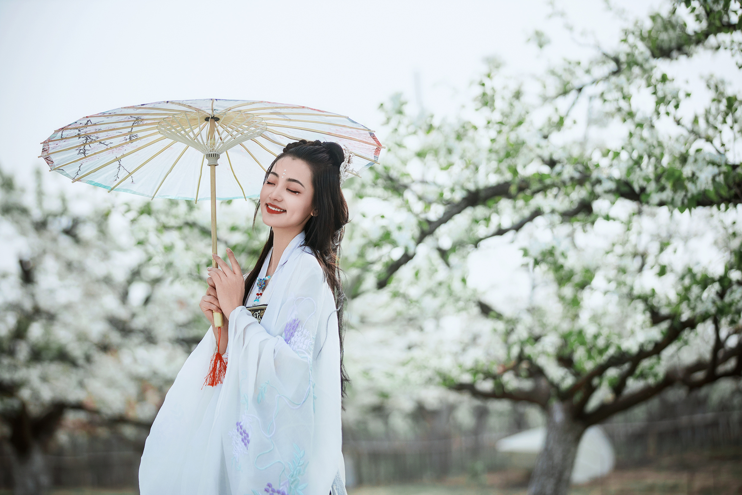 人像摄影# 几年前拍的一组梨花古风人像.