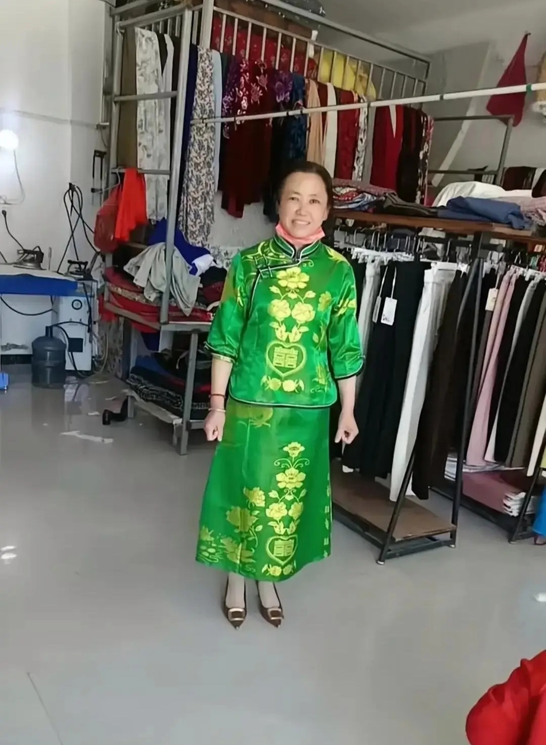 我婆婆就喜欢穿这种花花绿绿的衣服,今天跟她一起买衣服,路过这家卖