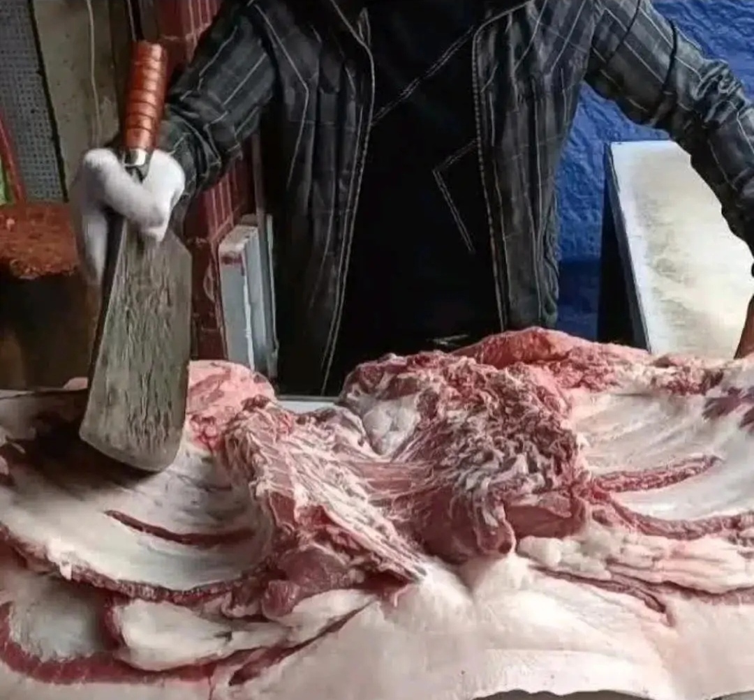 大爷家的猪,本来还想去称点肉的,没想到这500斤的猪愣是剔不出20斤的