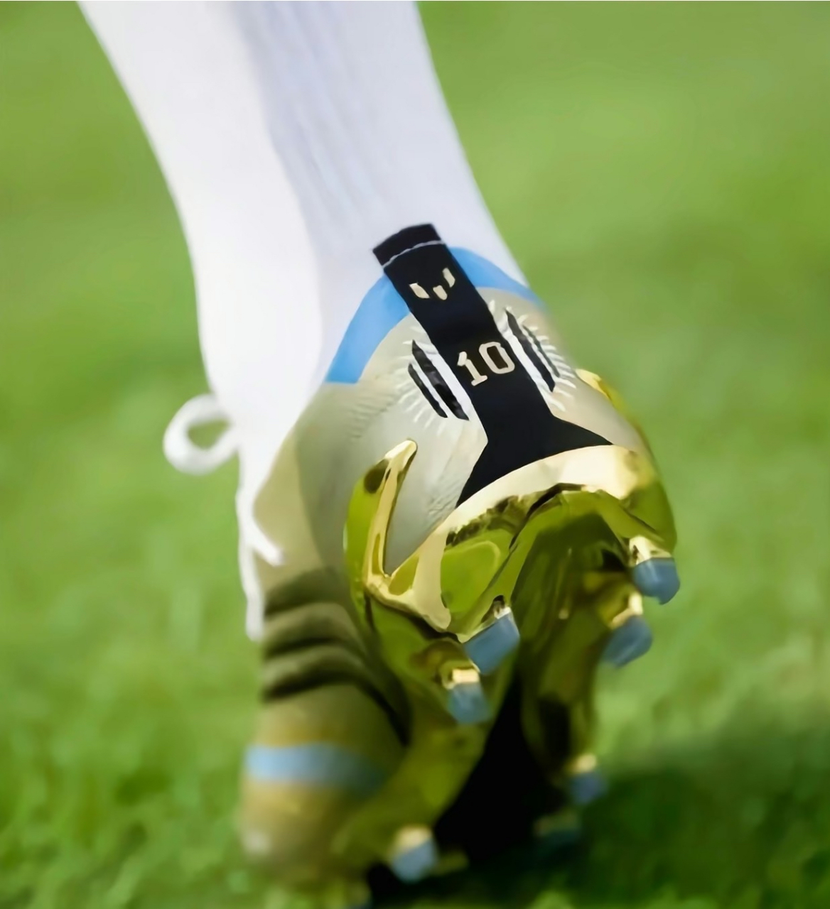 梅西脚上的这双鞋看着好威风呀,大家知道多少钱吗?